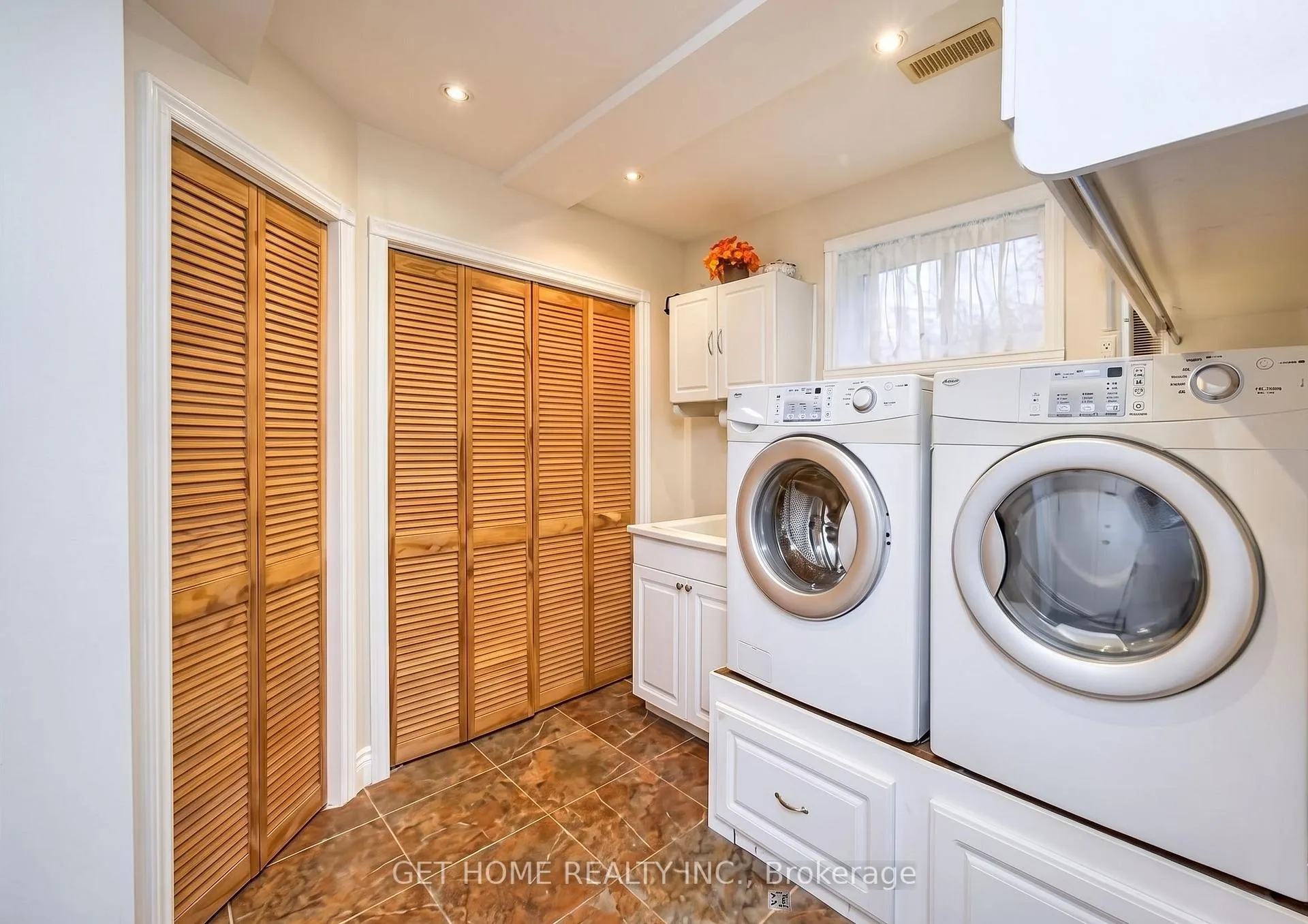 Photo 25 of 19 Oprington Drive, Kitchener — HOMEH