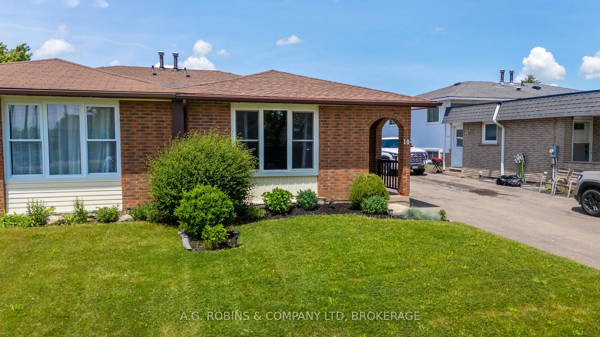 Photo 2 of 10 Chantal Court, Welland, Lincoln/Crowland — HOMEH