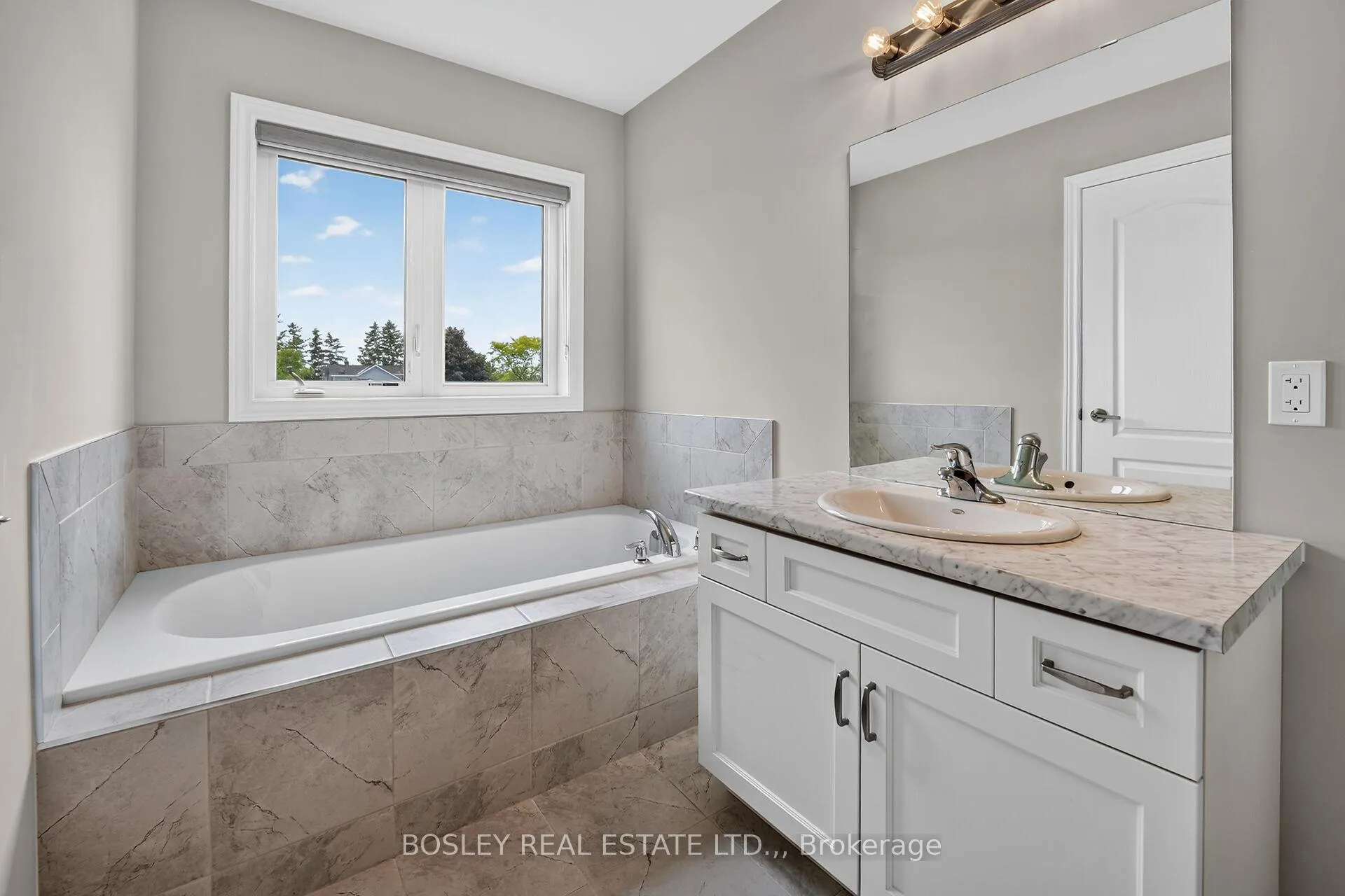 Photo 19 of 10 Zoe Lane, Hamilton, Binbrook — HOMEH