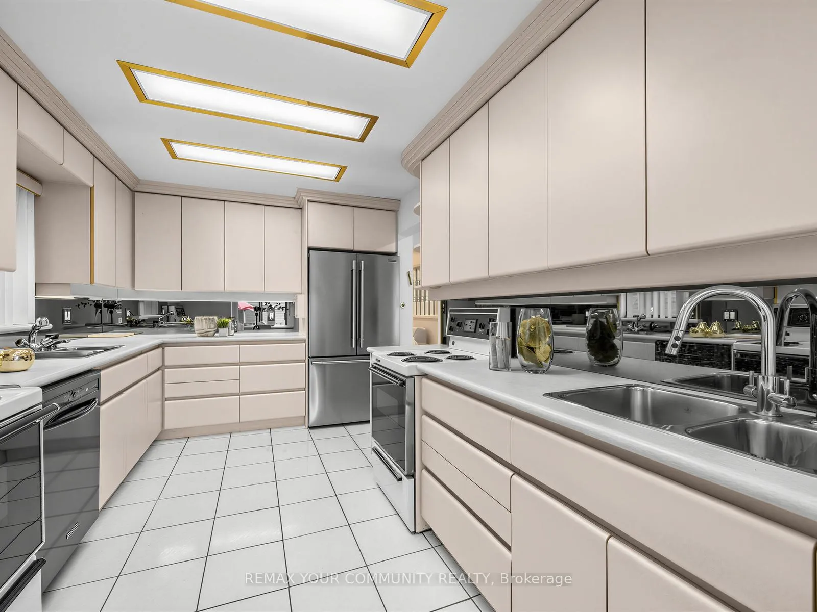 Photo 8 of 183 Lisa Crescent, Vaughan, Crestwood-Springfarm-Yorkhill — HOMEH