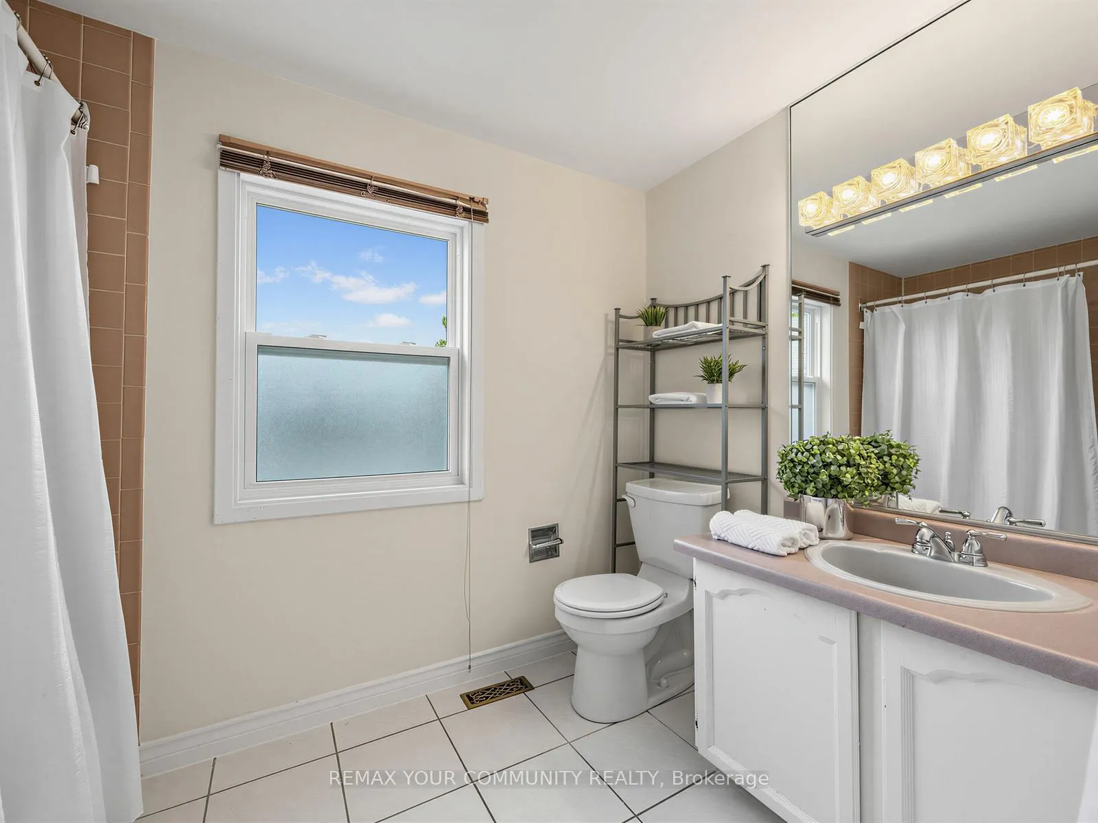 Photo 17 of 183 Lisa Crescent, Vaughan, Crestwood-Springfarm-Yorkhill — HOMEH