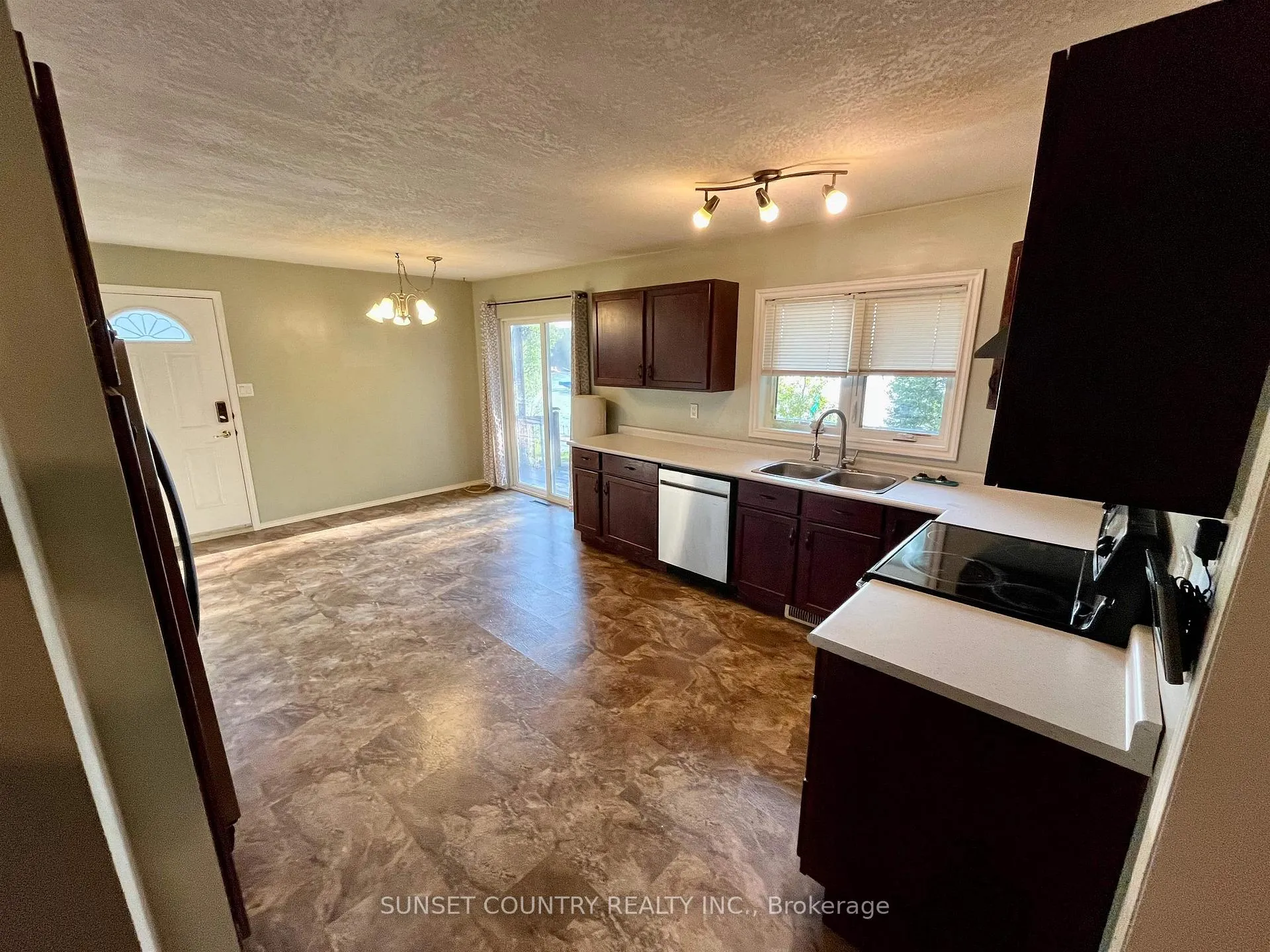Photo 6 of 206 McMillan Crescent, Dryden, Barclay — HOMEH