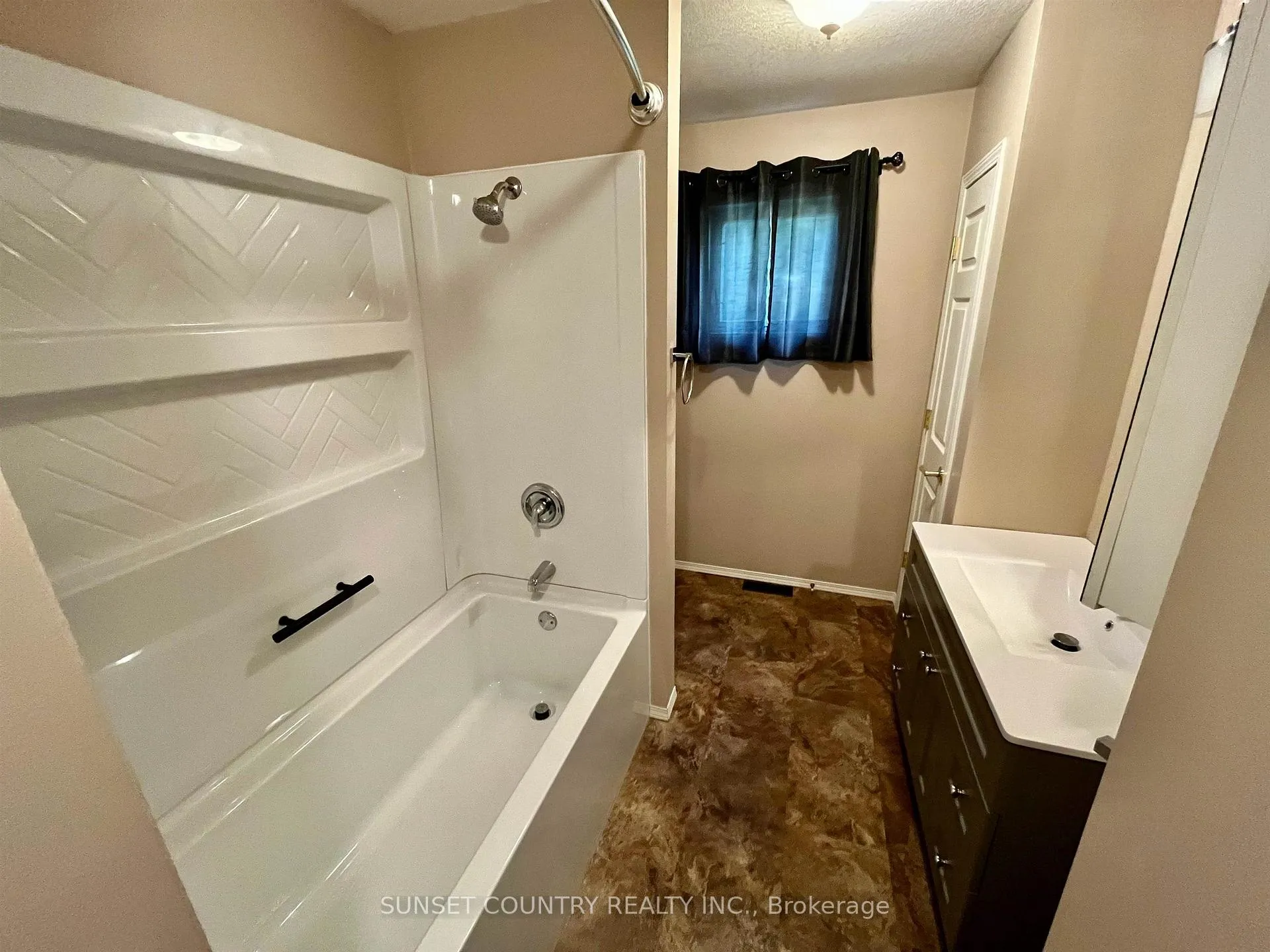 Photo 20 of 206 McMillan Crescent, Dryden, Barclay — HOMEH
