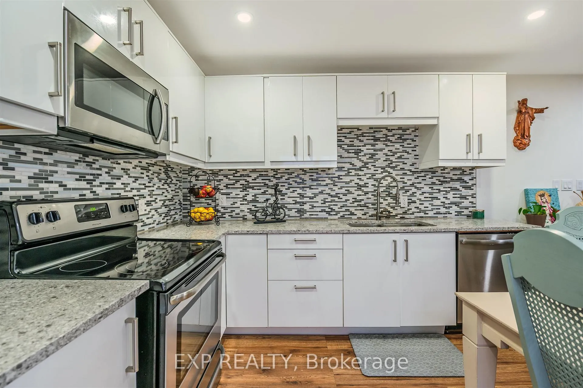 Photo 2 of 829 Athol Street, Whitby, Downtown Whitby — HOMEH