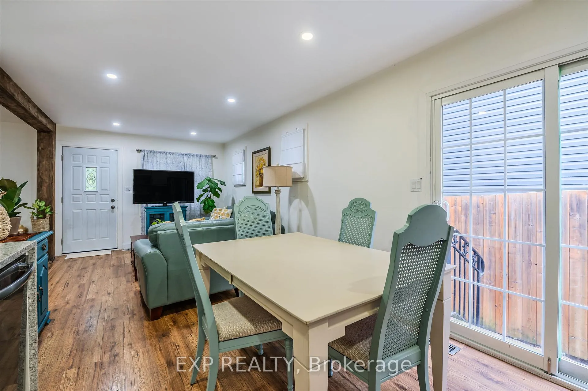 Photo 3 of 829 Athol Street, Whitby, Downtown Whitby — HOMEH
