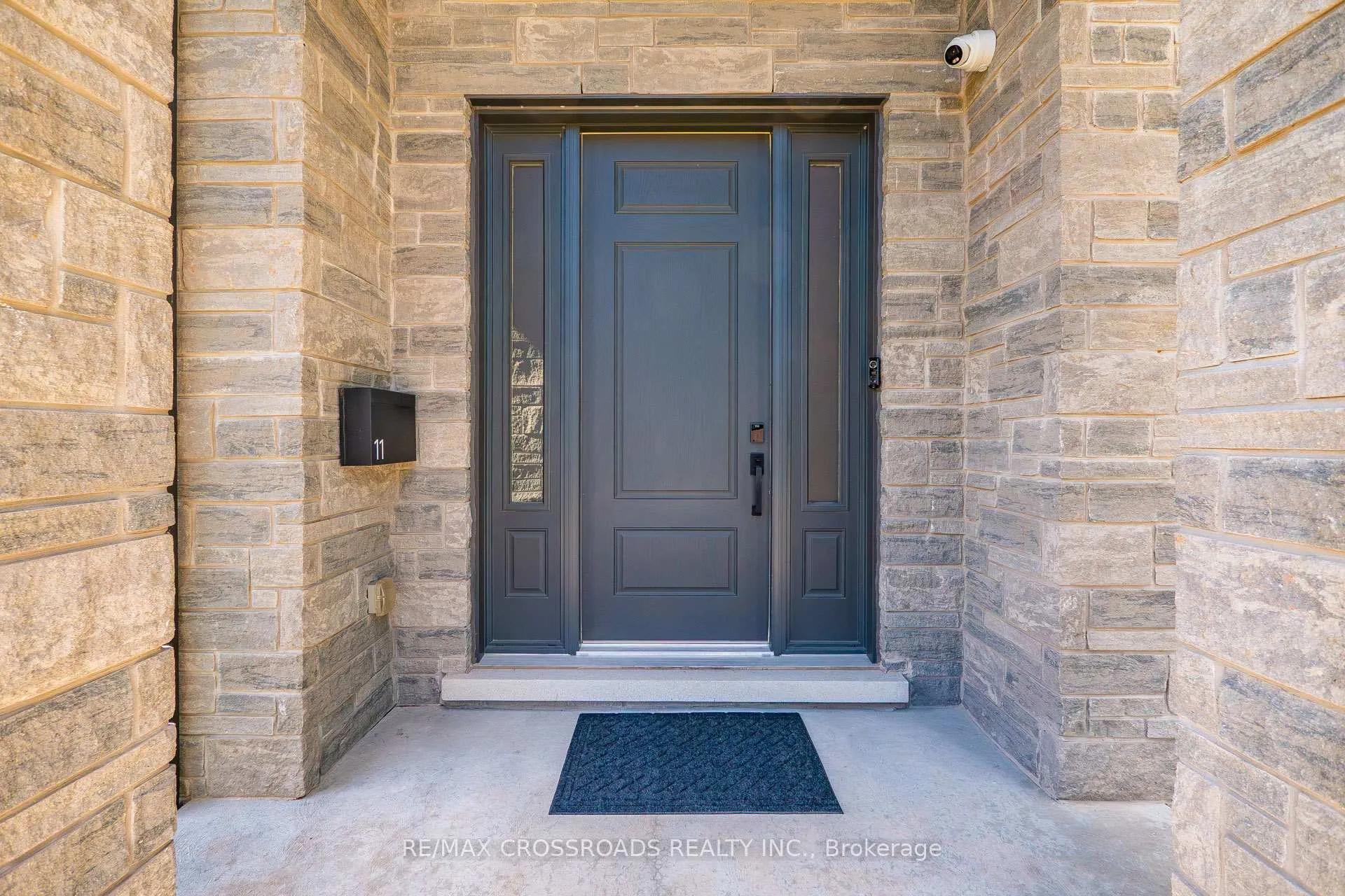 Photo 2 of 11 Oakley Court, Hamilton, Ancaster — HOMEH