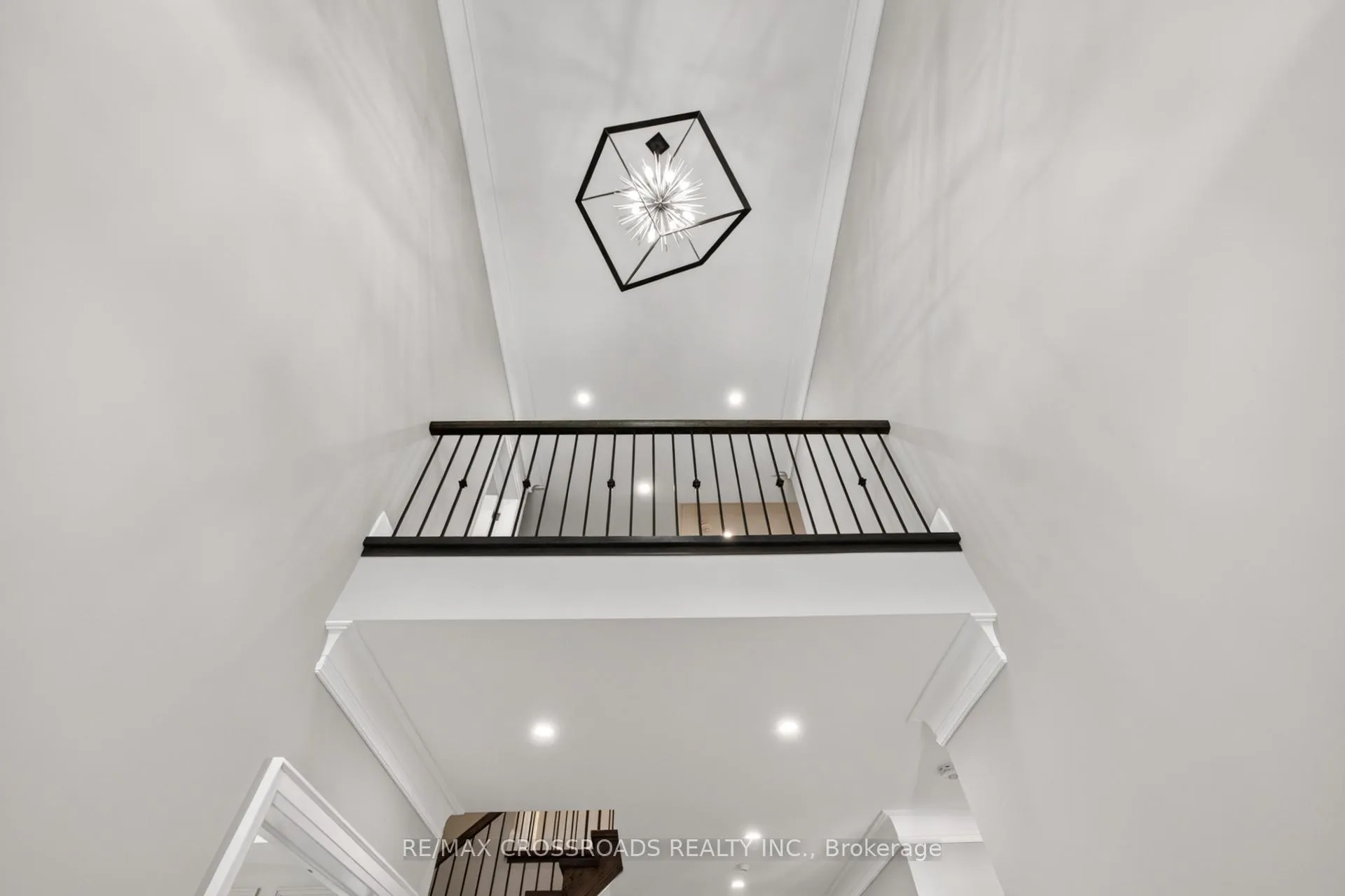 Photo 4 of 11 Oakley Court, Hamilton, Ancaster — HOMEH