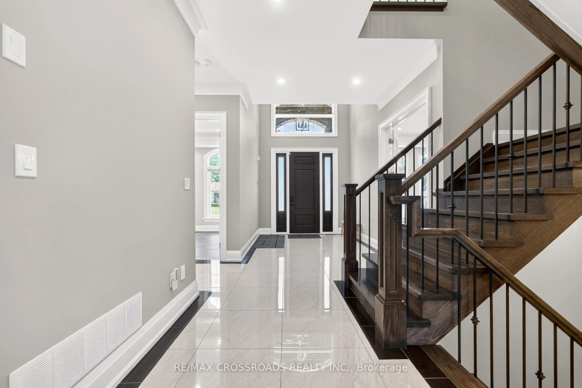 Photo 5 of 11 Oakley Court, Hamilton, Ancaster — HOMEH