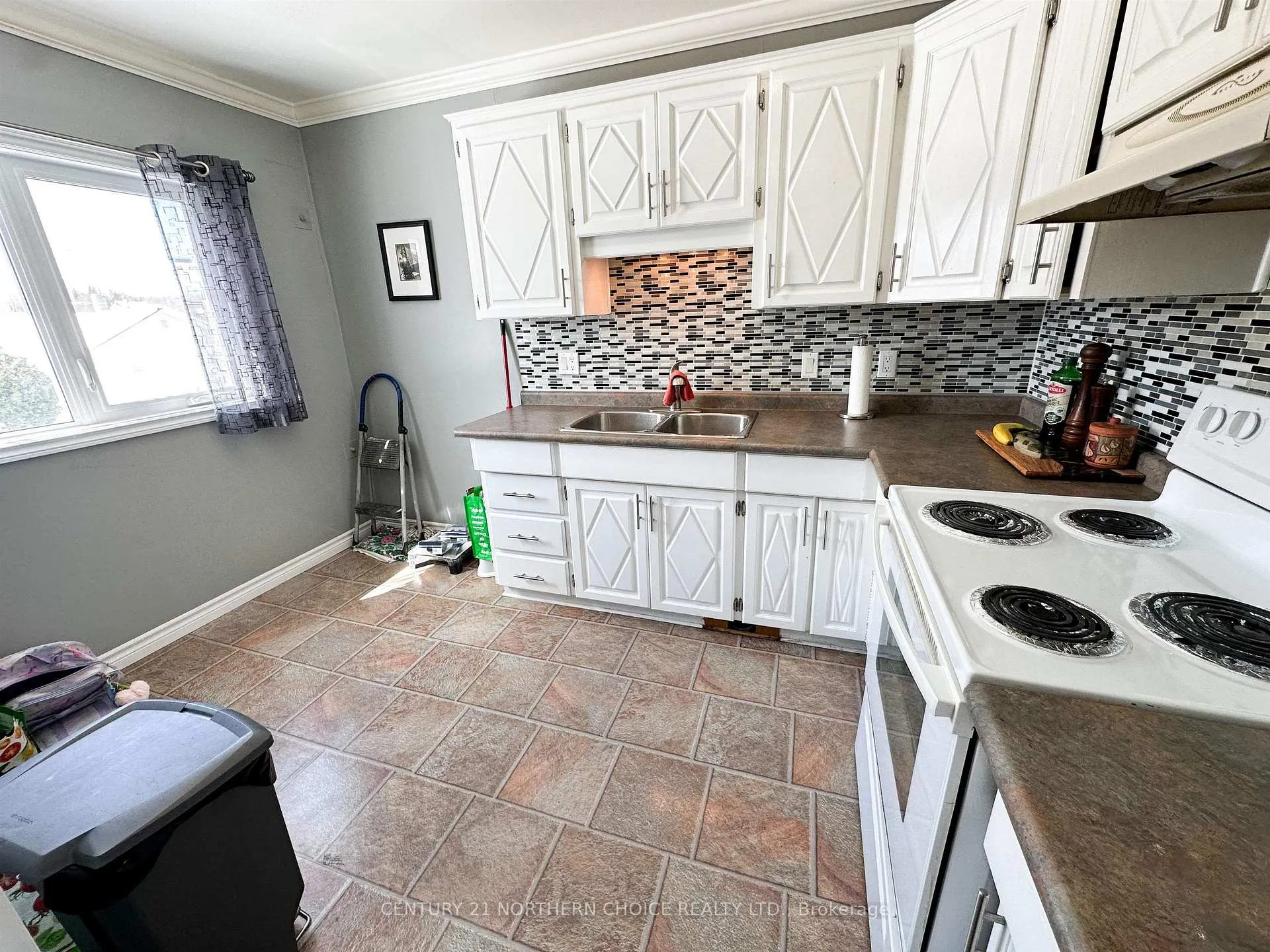 Photo 3 of 6 Pine Crescent, Red Lake — HOMEH