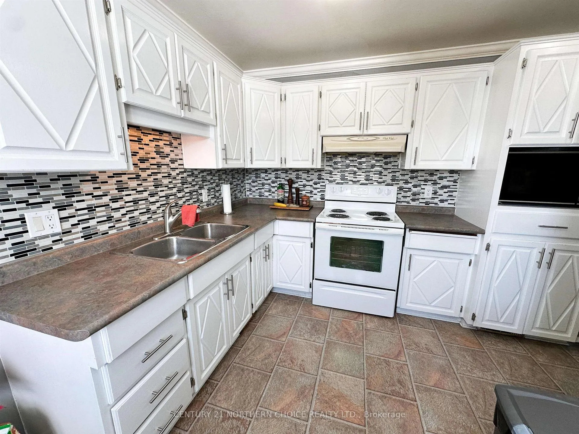 Photo 4 of 6 Pine Crescent, Red Lake — HOMEH