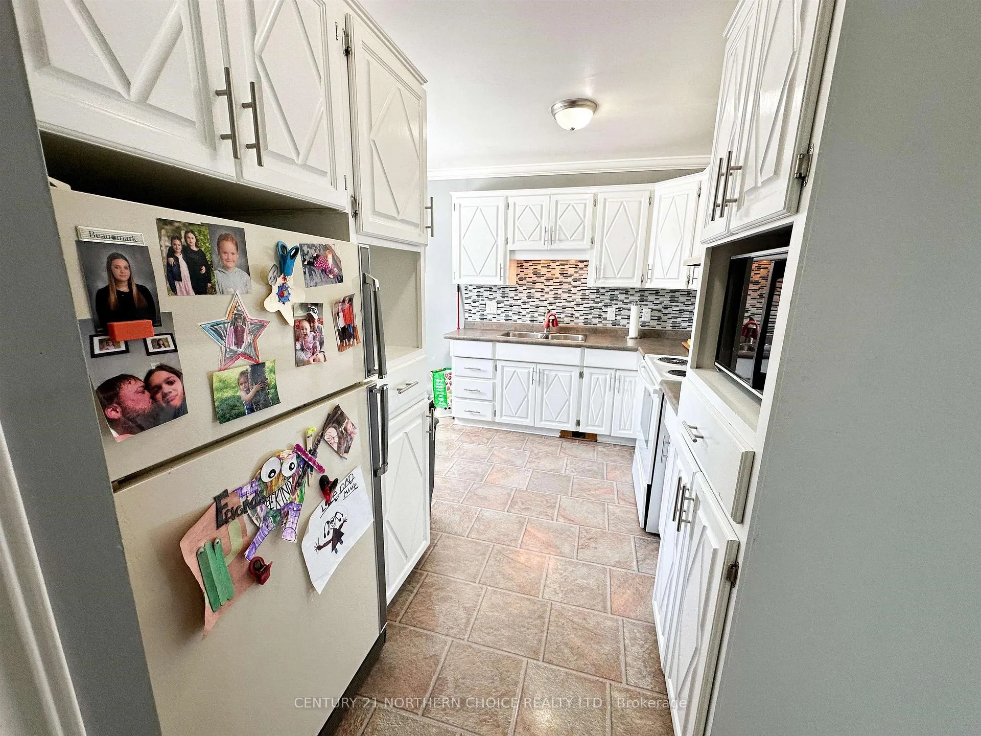Photo 5 of 6 Pine Crescent, Red Lake — HOMEH