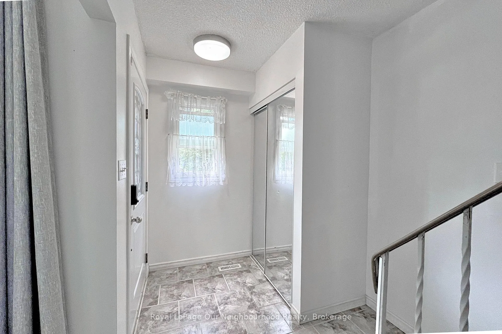 Photo 3 of 529 Lancelot Crescent, Oshawa, Eastdale — HOMEH