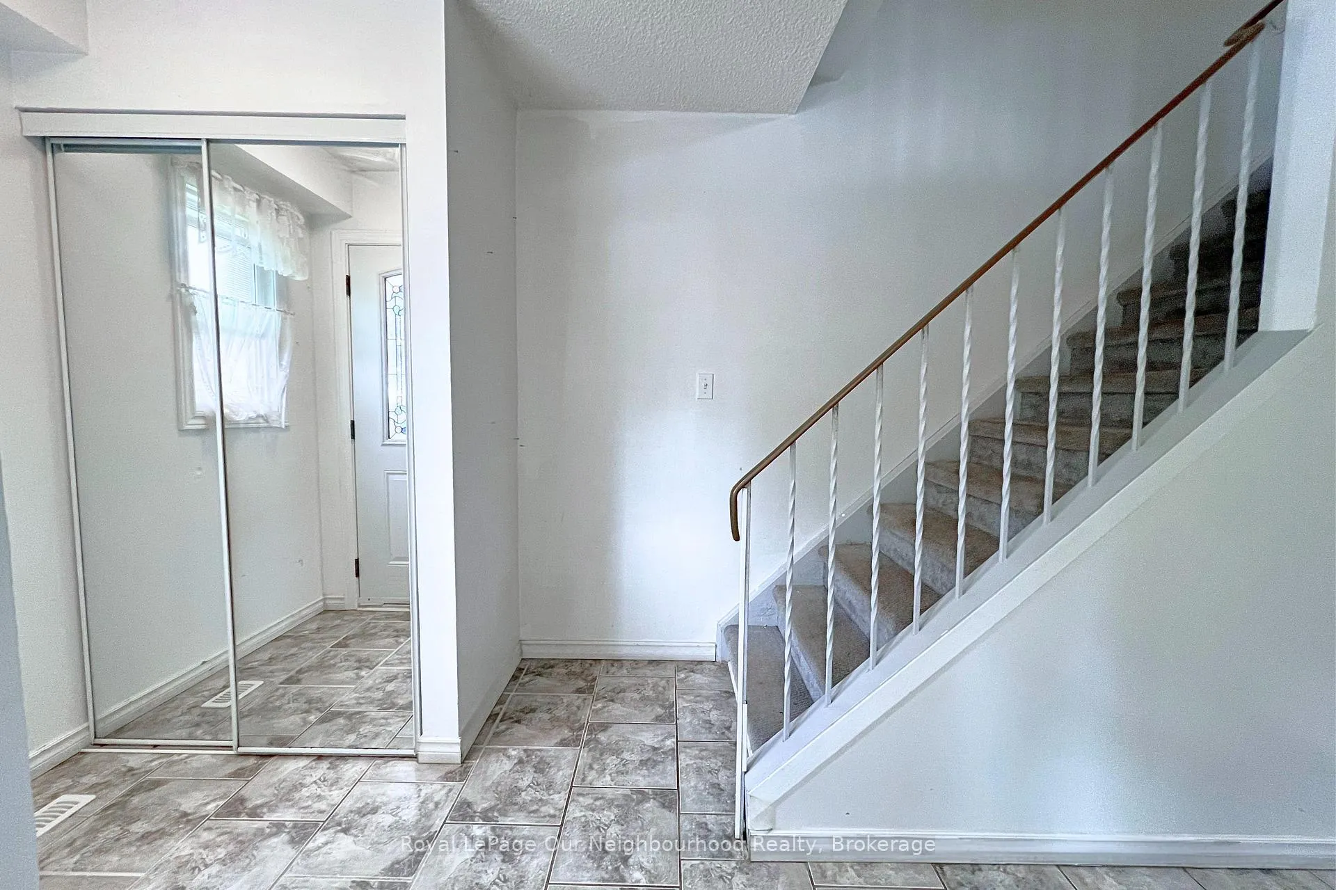 Photo 4 of 529 Lancelot Crescent, Oshawa, Eastdale — HOMEH