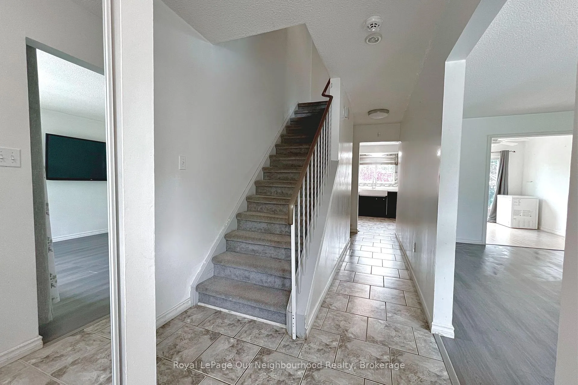 Photo 5 of 529 Lancelot Crescent, Oshawa, Eastdale — HOMEH