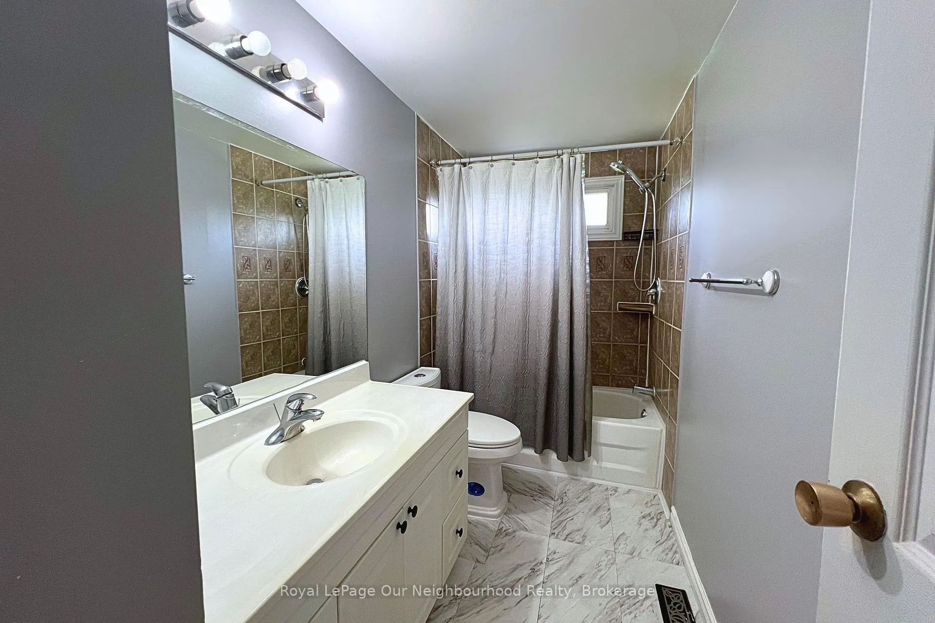 Photo 19 of 529 Lancelot Crescent, Oshawa, Eastdale — HOMEH