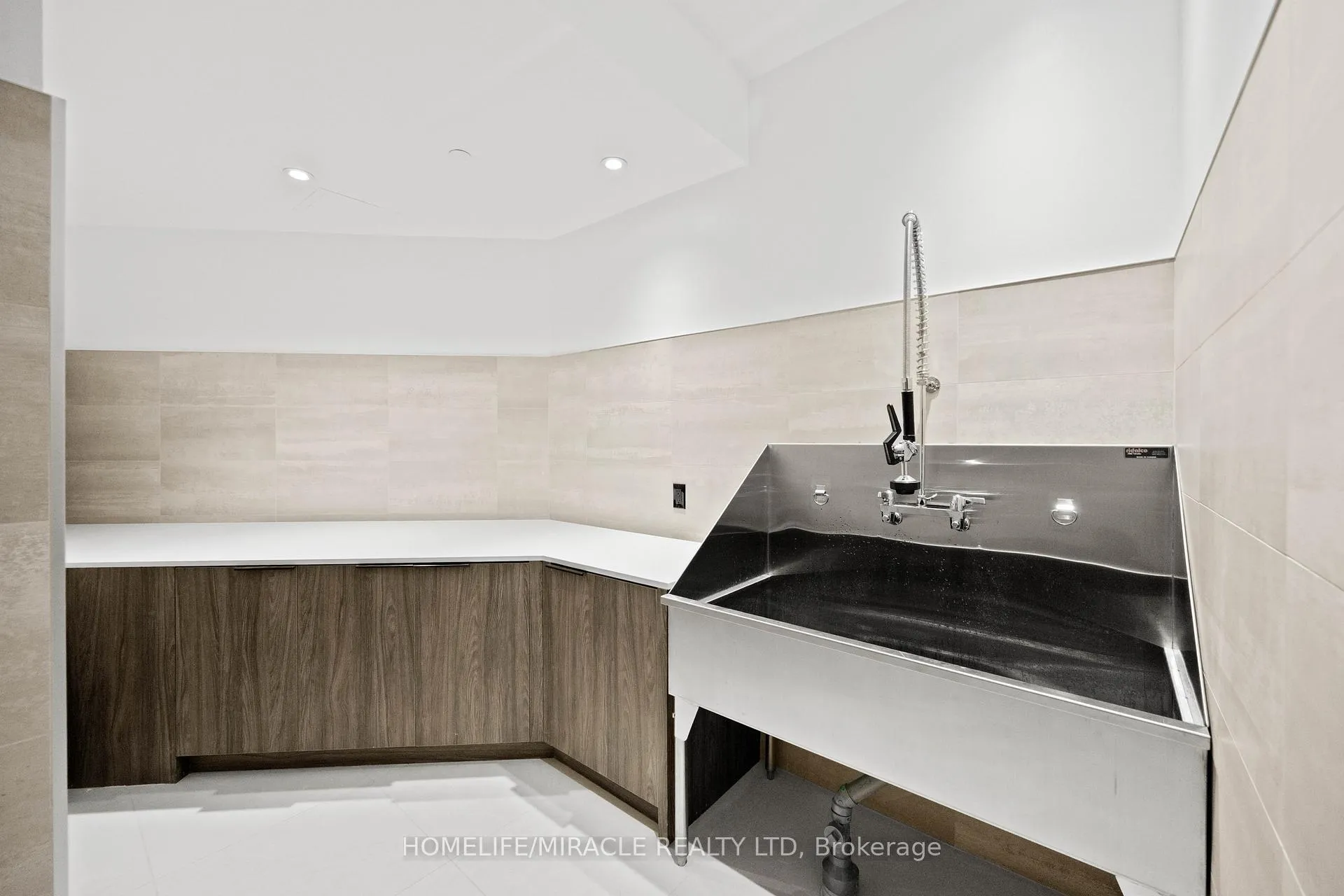 Photo 10 of Unit 1013, 6 Flavelle Trail, Vaughan, Steeles West Industrial — HOMEH