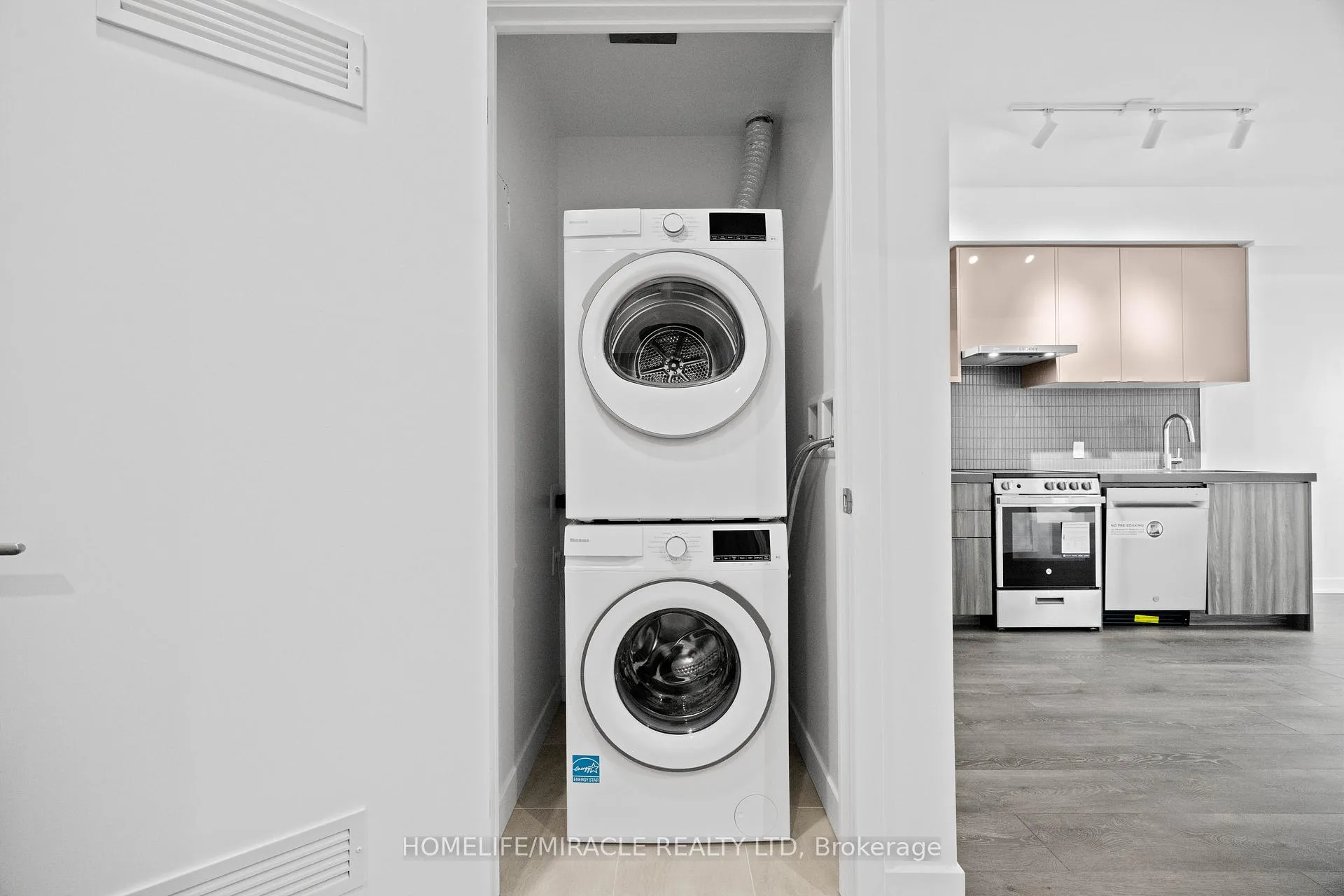 Photo 33 of Unit 1013, 6 Flavelle Trail, Vaughan, Steeles West Industrial — HOMEH