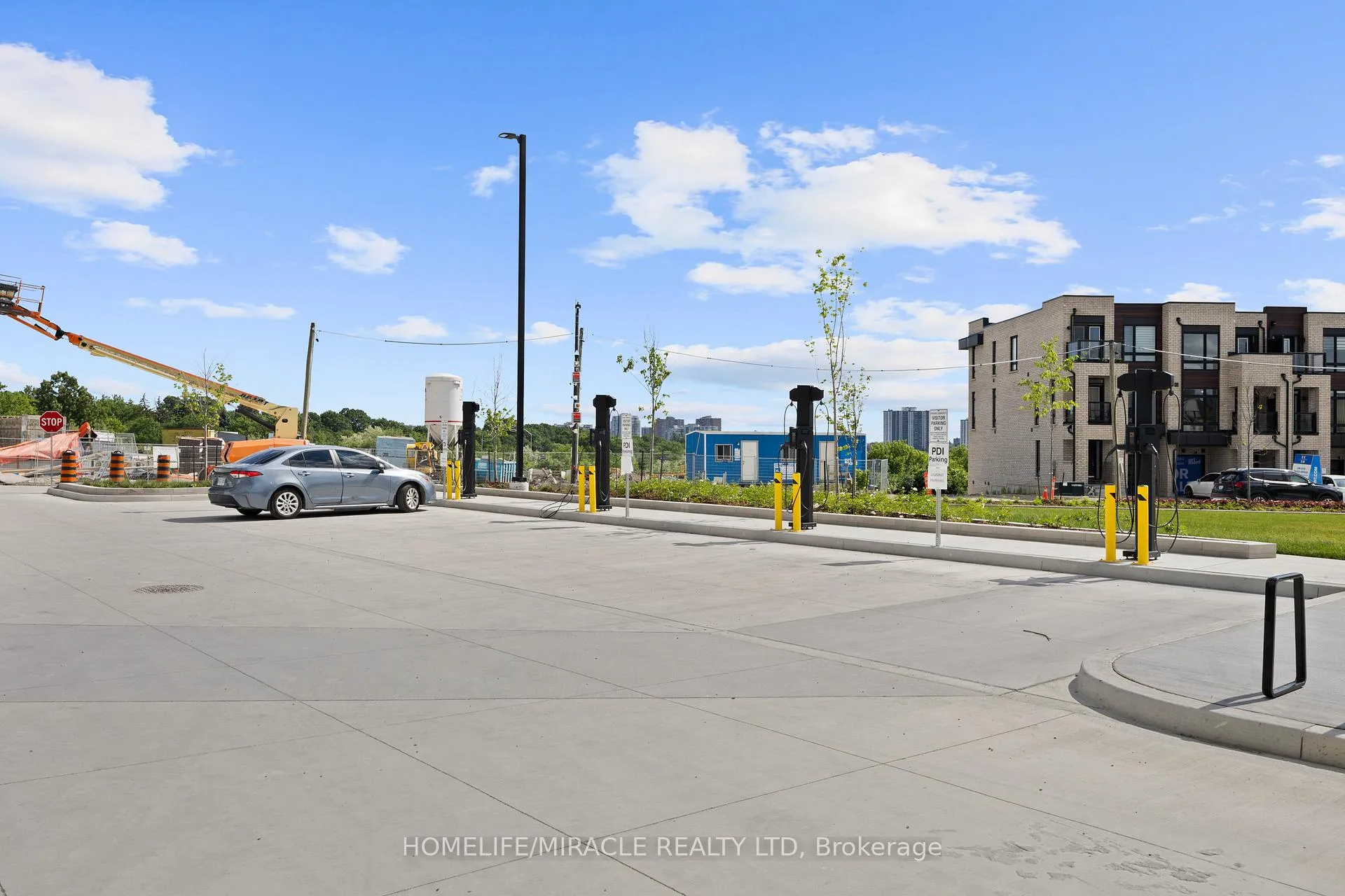 Photo 39 of Unit 1013, 6 Flavelle Trail, Vaughan, Steeles West Industrial — HOMEH