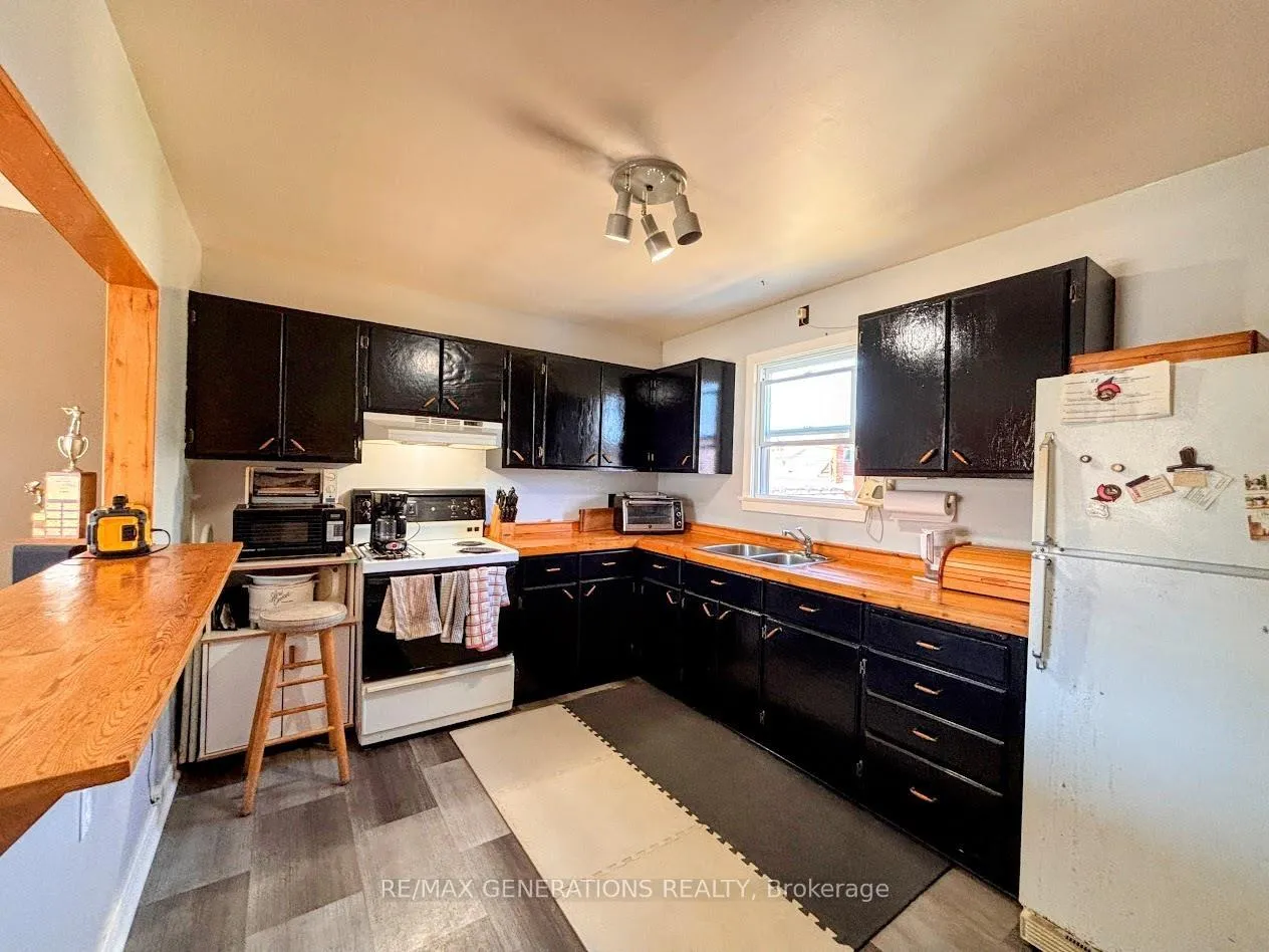 Photo 2 of 25 Neebig Avenue, Manitouwadge — HOMEH
