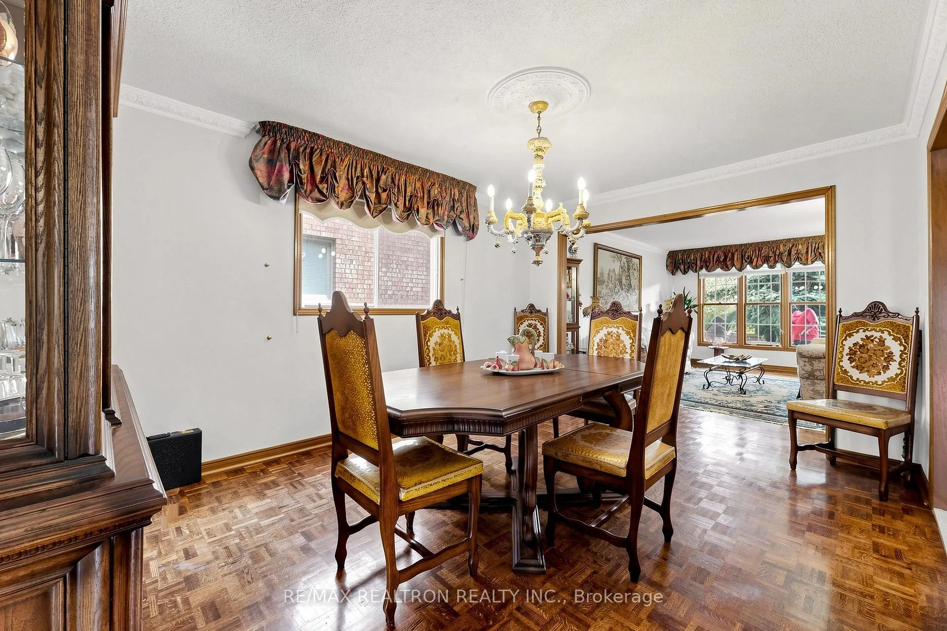 Photo 4 of 100 Gas Light Crescent, Vaughan, East Woodbridge — HOMEH