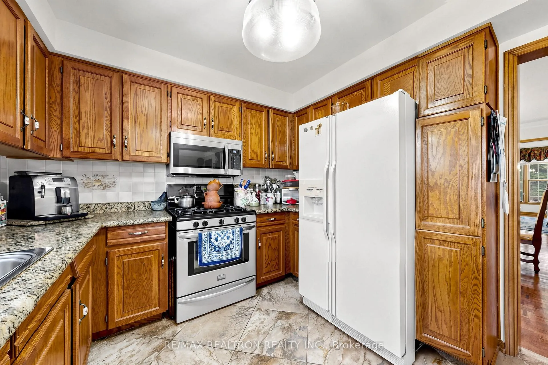 Photo 9 of 100 Gas Light Crescent, Vaughan, East Woodbridge — HOMEH