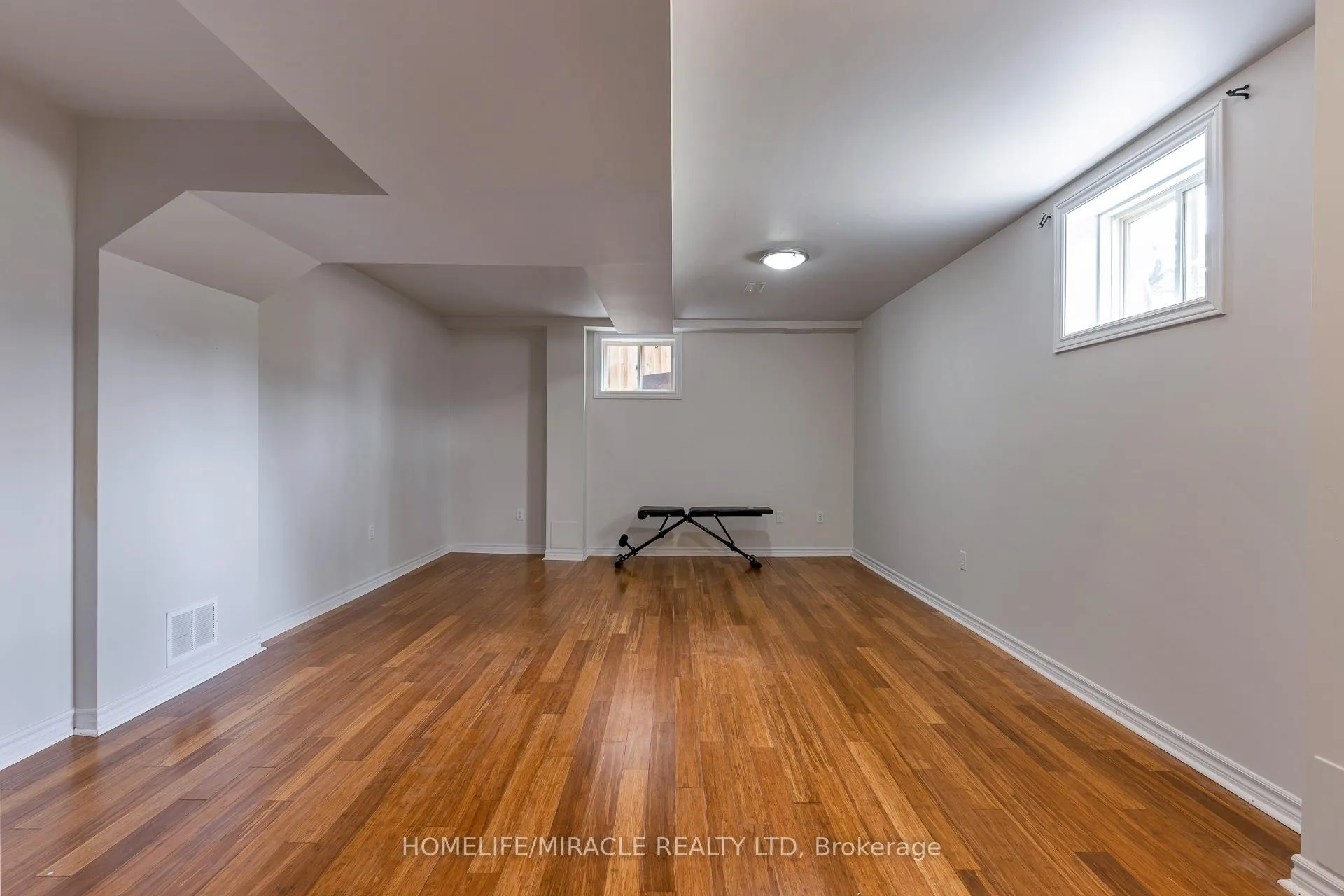 Photo 5 of 2299 Glazebrook Circle, Oakville, Westmount — HOMEH