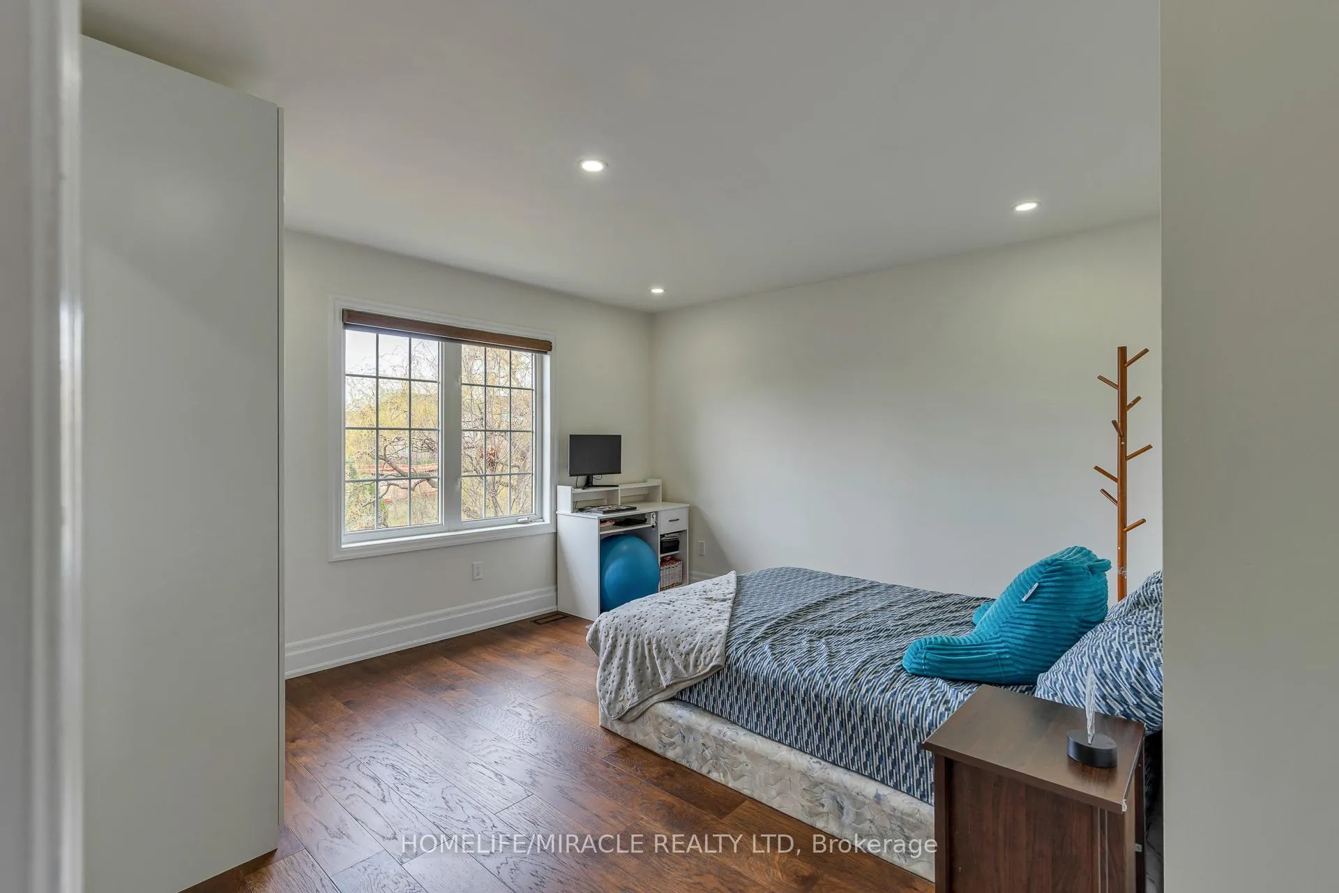 Photo 12 of 2299 Glazebrook Circle, Oakville, Westmount — HOMEH