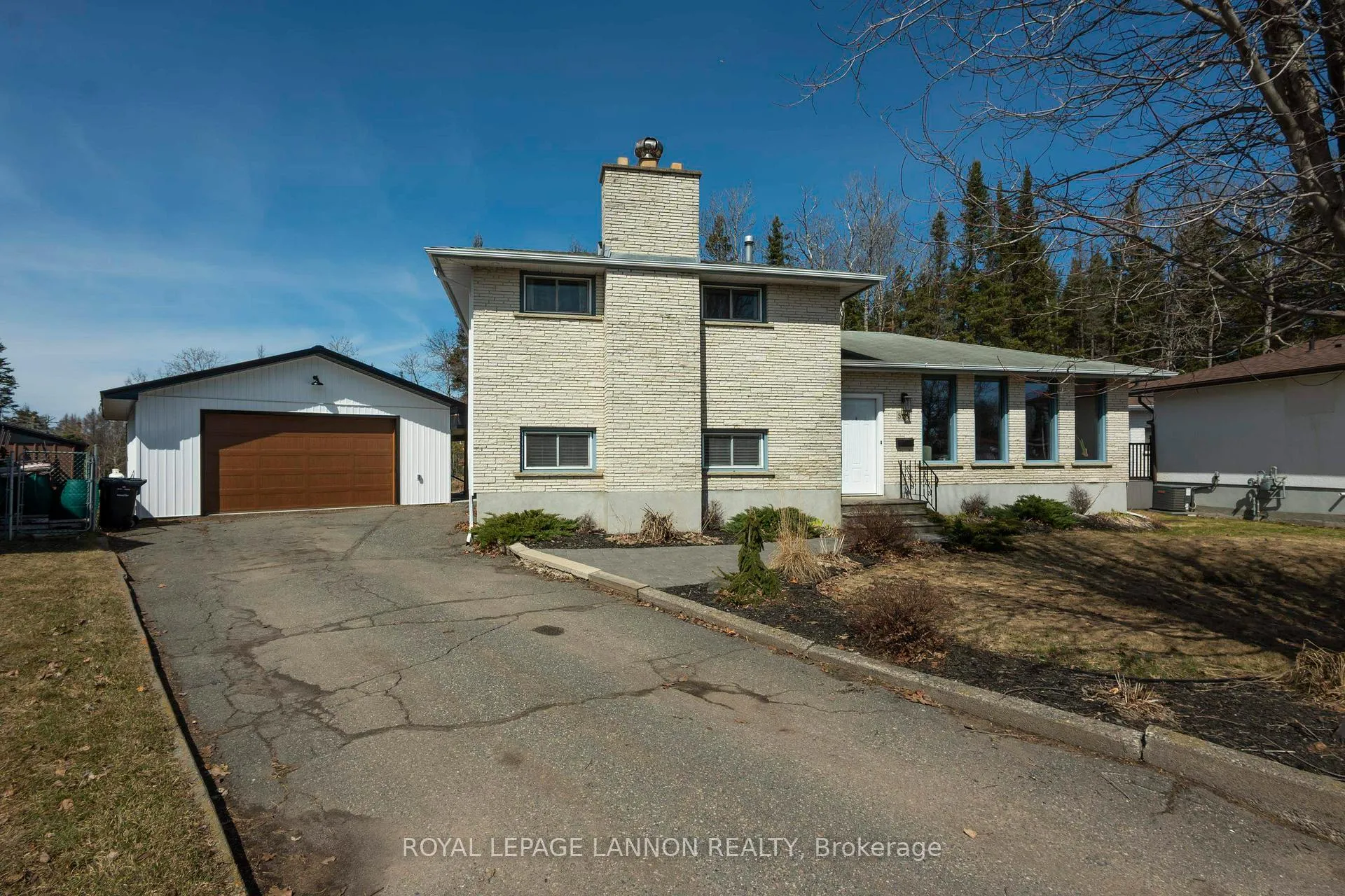 Photo 1 of 526 Ryerson Place, Thunder Bay, College Park — HOMEH