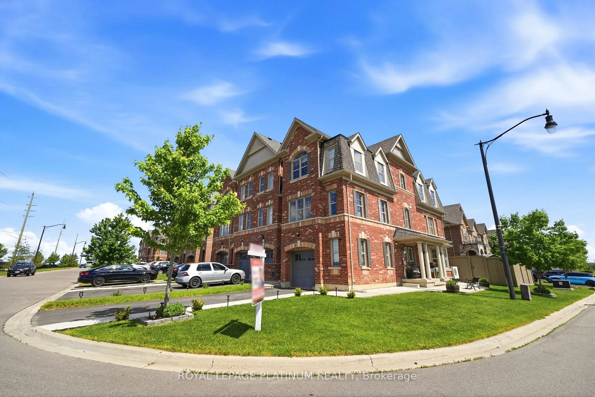 Photo 2 of 37 Padbury Trail, Brampton, Northwest Brampton — HOMEH