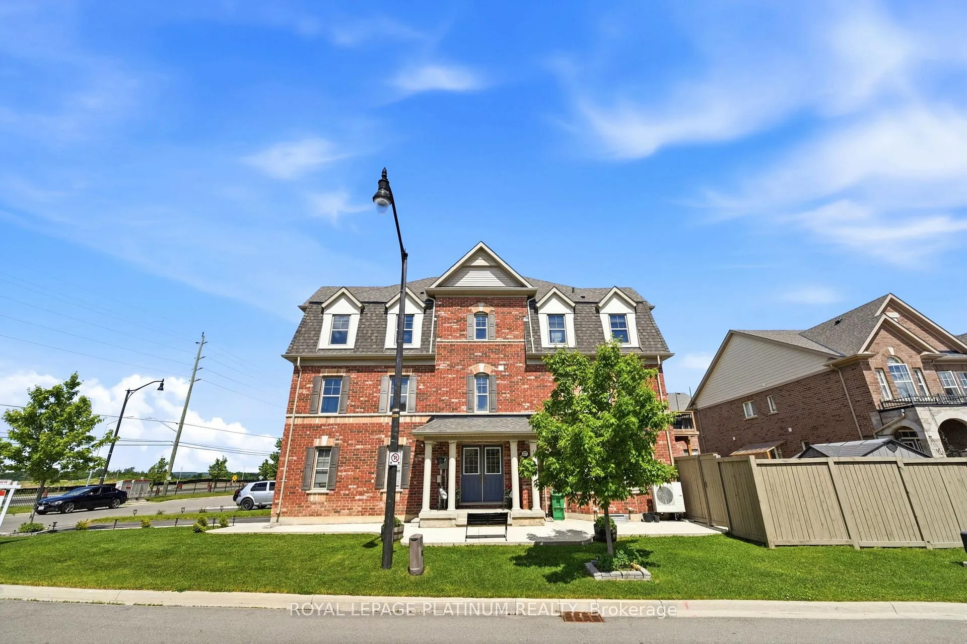 Photo 3 of 37 Padbury Trail, Brampton, Northwest Brampton — HOMEH