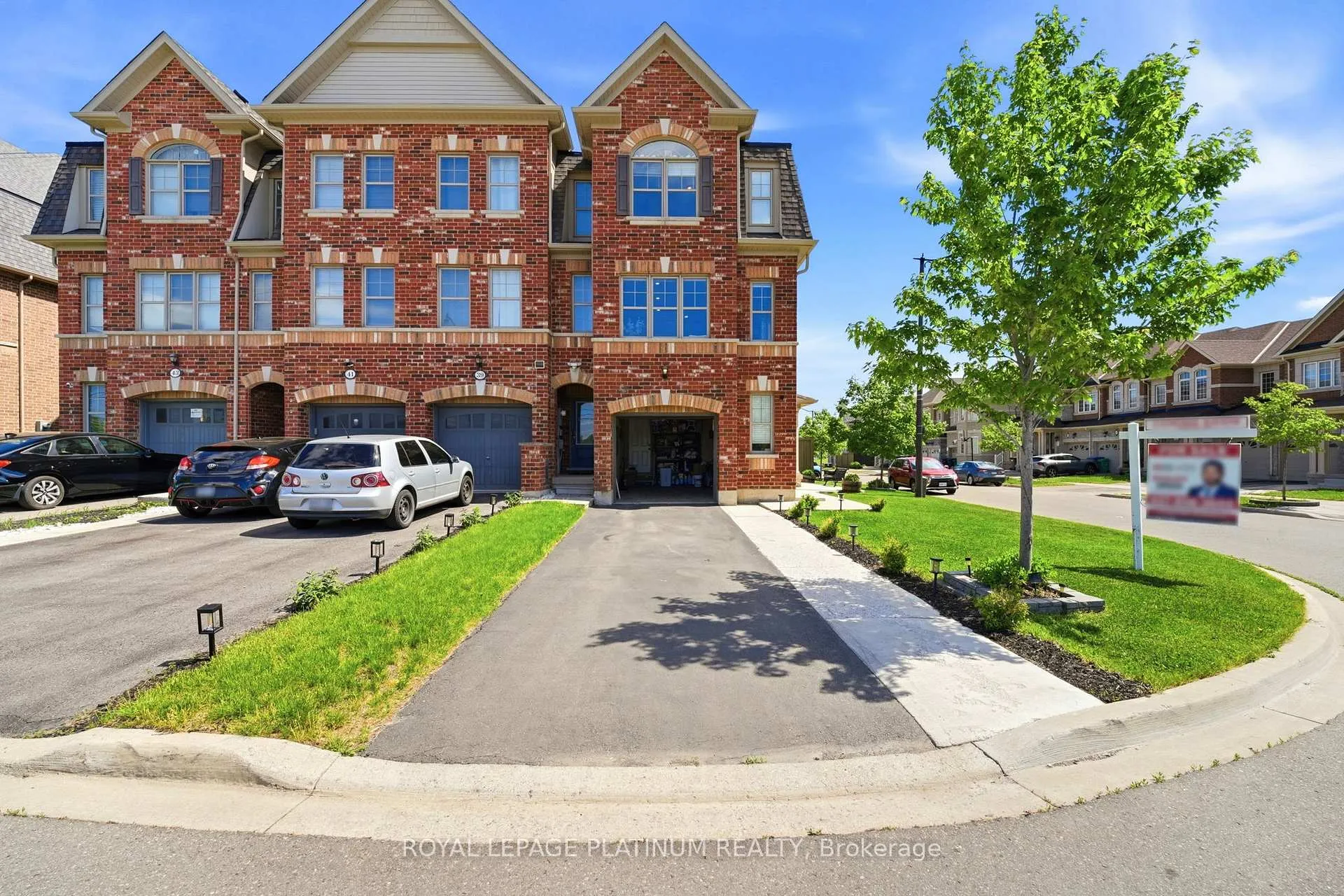 Photo 4 of 37 Padbury Trail, Brampton, Northwest Brampton — HOMEH