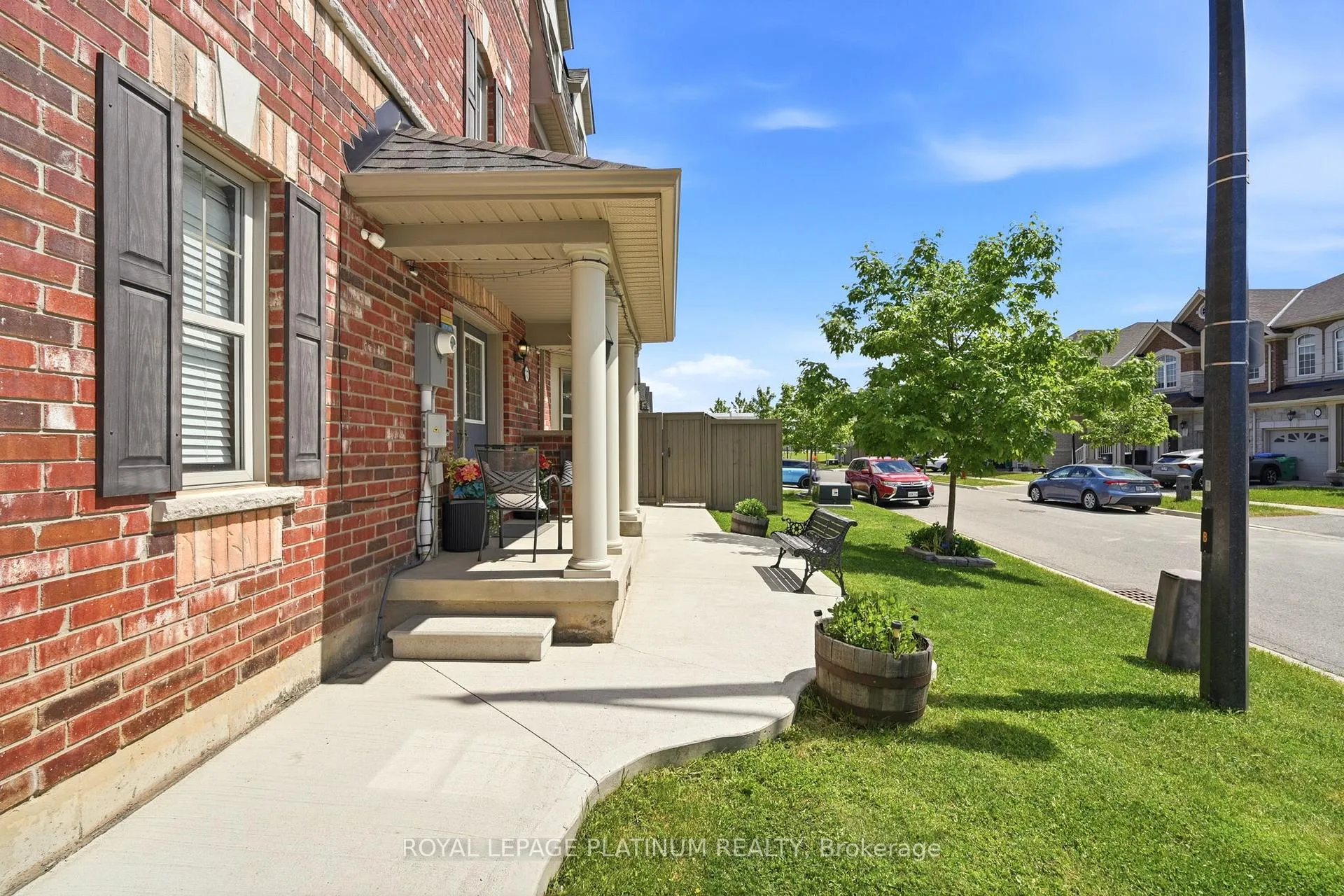 Photo 5 of 37 Padbury Trail, Brampton, Northwest Brampton — HOMEH