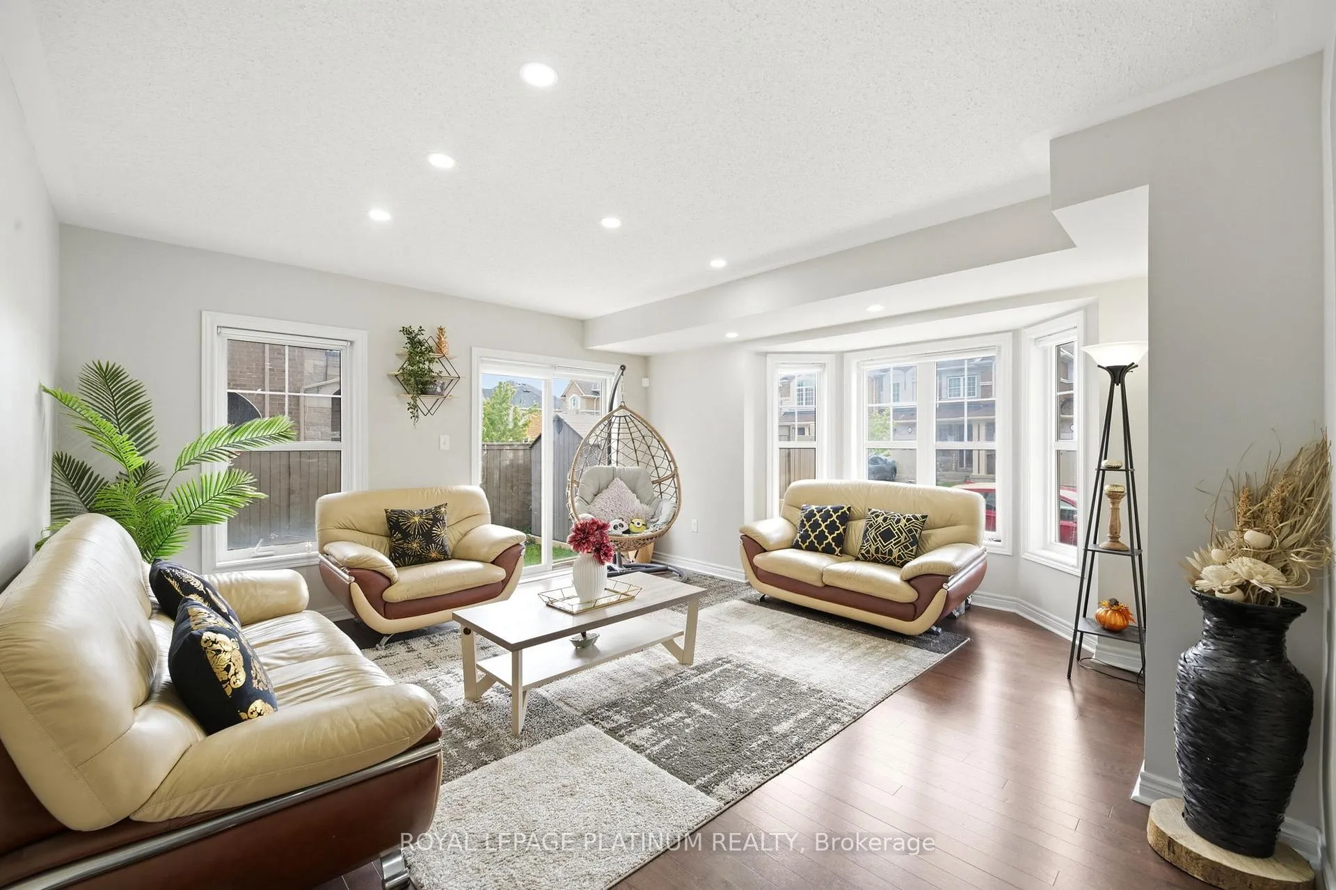 Photo 10 of 37 Padbury Trail, Brampton, Northwest Brampton — HOMEH