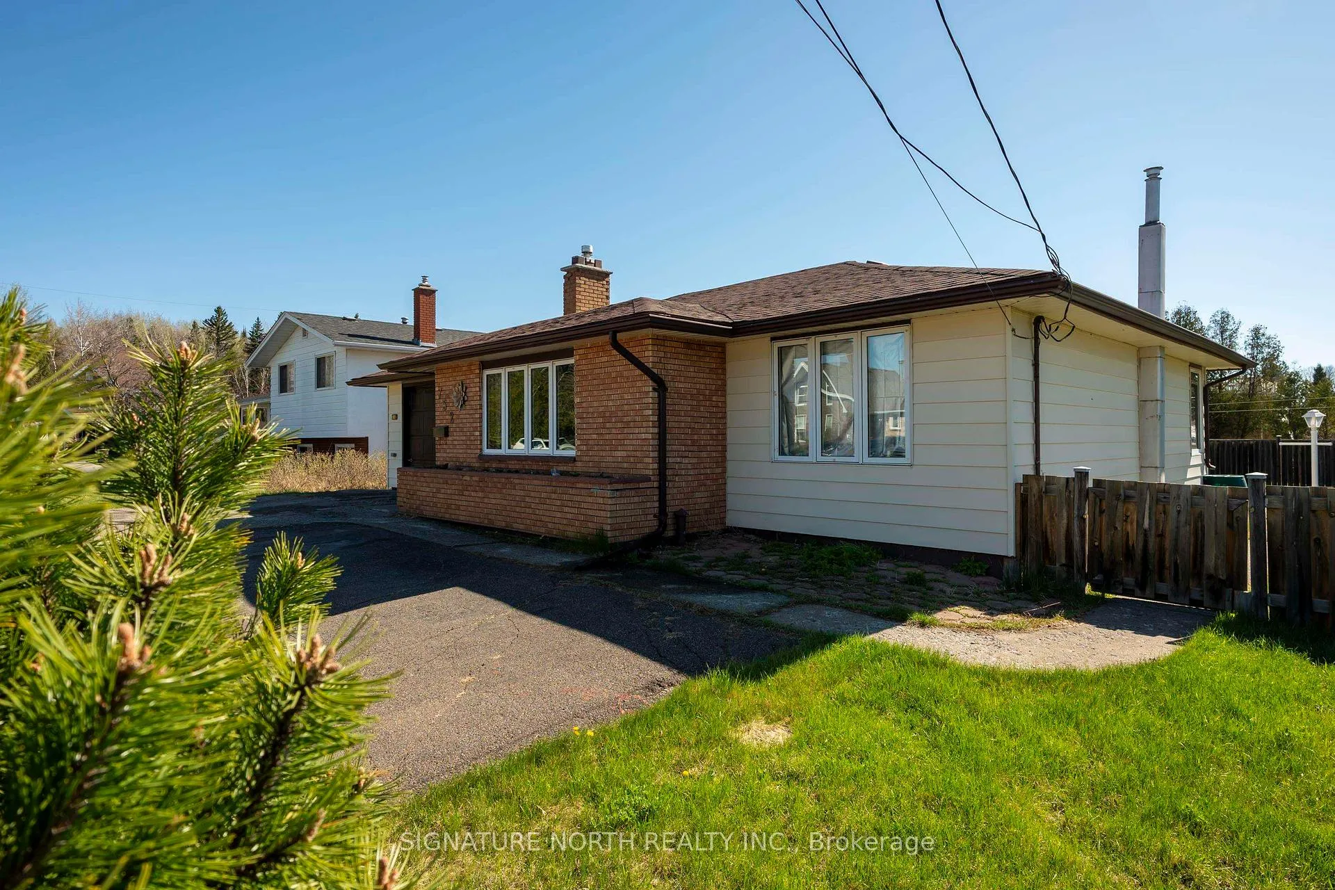 Photo 2 of 752 Leslie Avenue, Thunder Bay, Current River — HOMEH