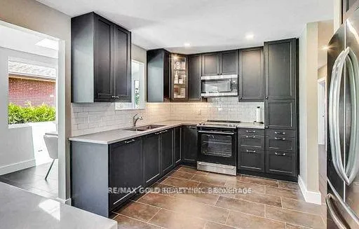 Photo 6 of 237 Weighton (Upper) Drive, Oakville, West — HOMEH