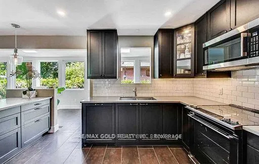 Photo 7 of 237 Weighton (Upper) Drive, Oakville, West — HOMEH
