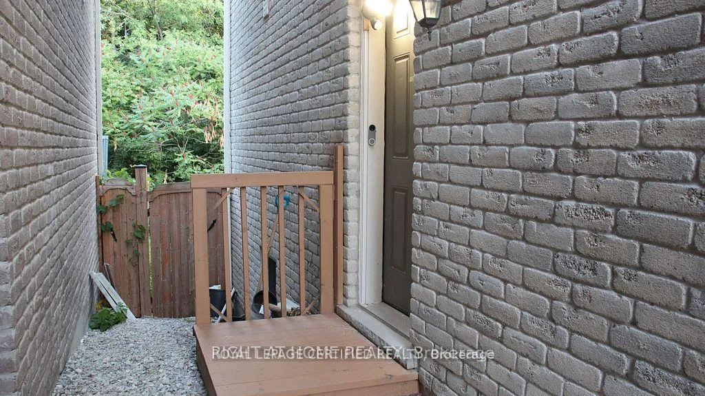 Photo 2 of 10 Adeline Court, Brampton, Credit Valley — HOMEH
