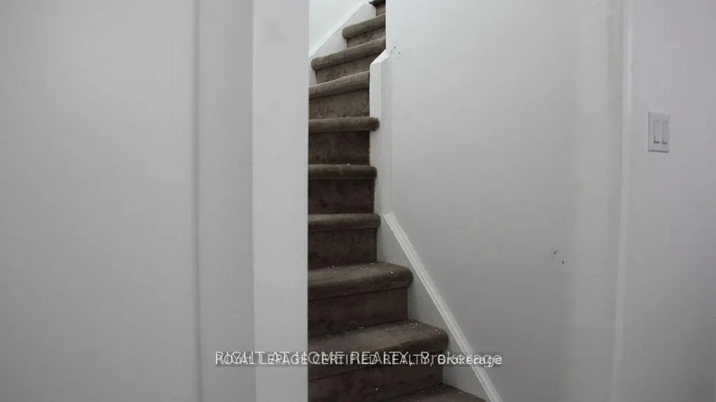 Photo 3 of 10 Adeline Court, Brampton, Credit Valley — HOMEH