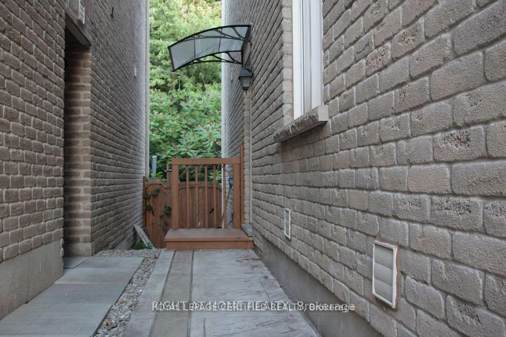 Photo 13 of 10 Adeline Court, Brampton, Credit Valley — HOMEH