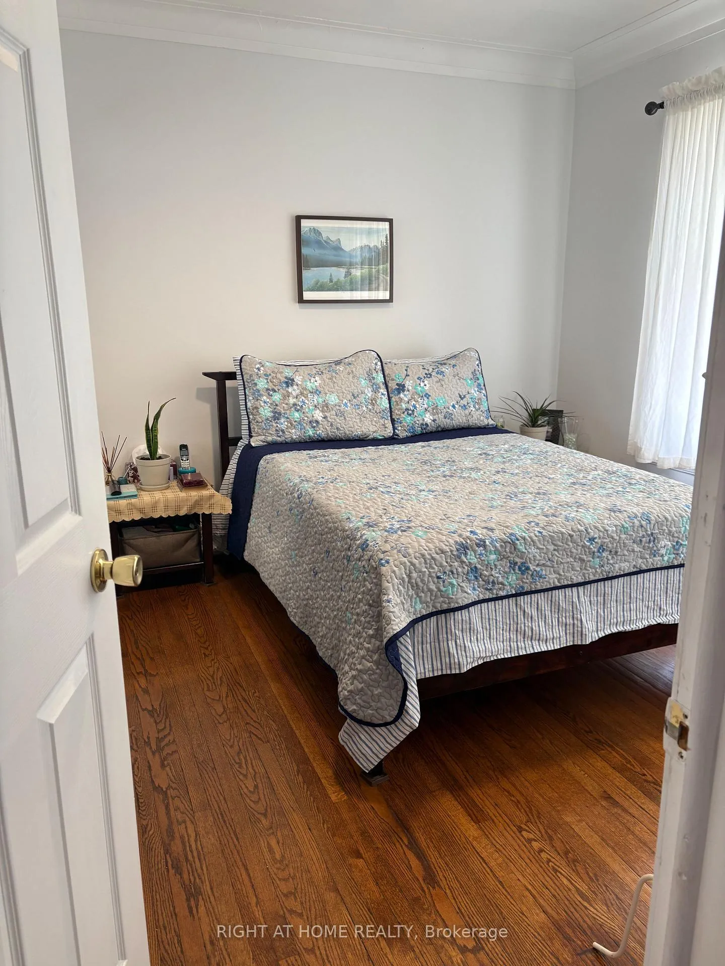 Photo 5 of 32 Florence Crescent, Toronto, Rockcliffe-Smythe — HOMEH
