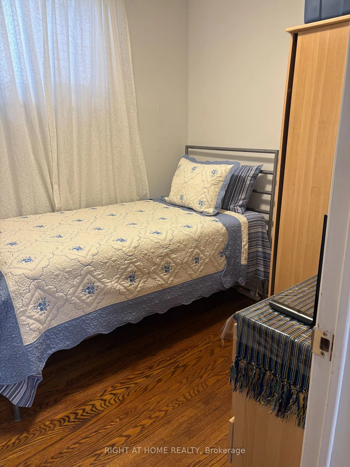 Photo 7 of 32 Florence Crescent, Toronto, Rockcliffe-Smythe — HOMEH