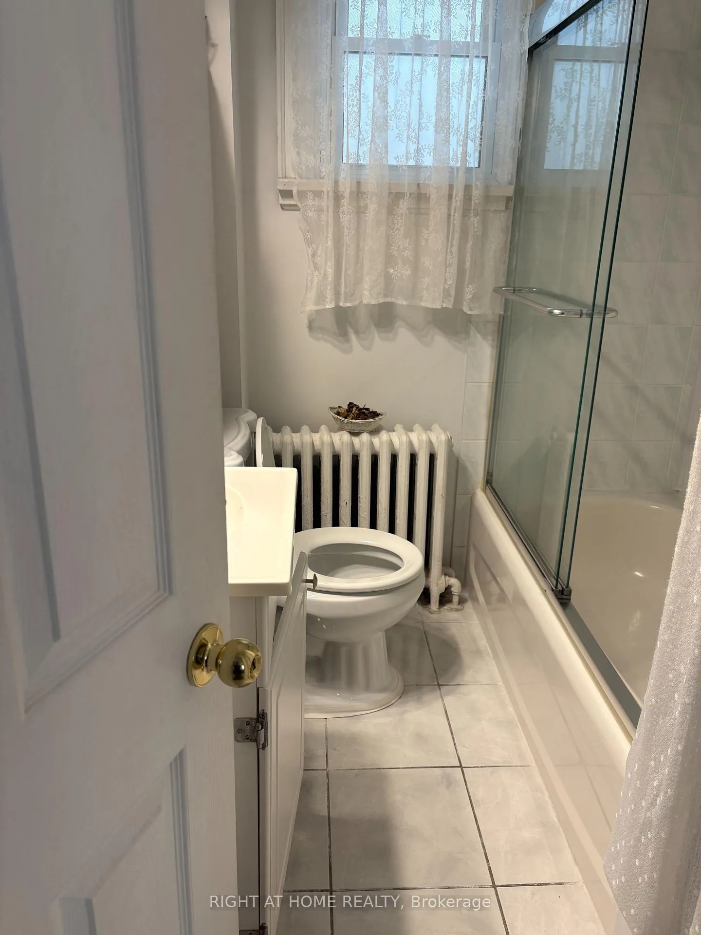 Photo 8 of 32 Florence Crescent, Toronto, Rockcliffe-Smythe — HOMEH