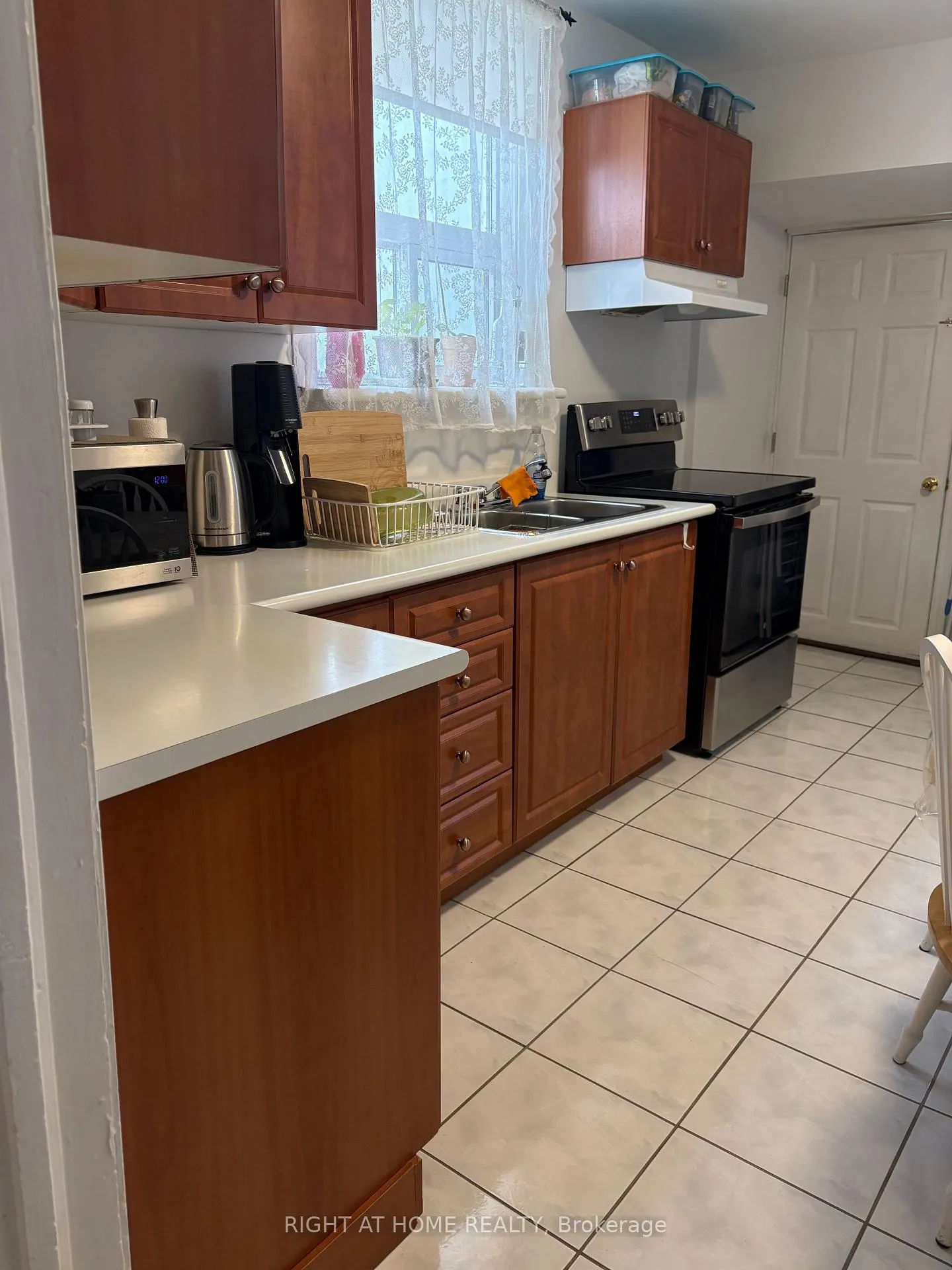 Photo 9 of 32 Florence Crescent, Toronto, Rockcliffe-Smythe — HOMEH
