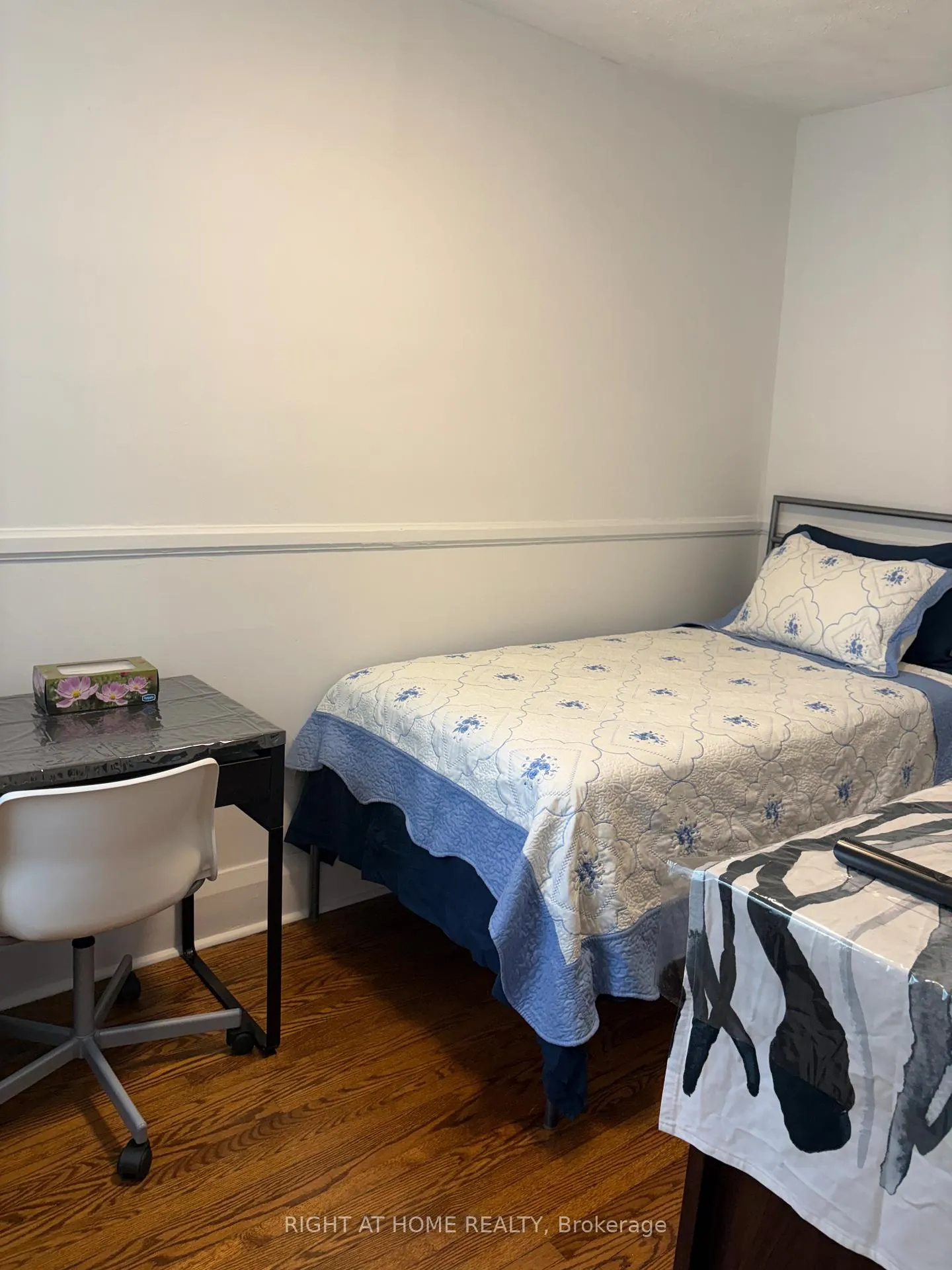 Photo 12 of 32 Florence Crescent, Toronto, Rockcliffe-Smythe — HOMEH