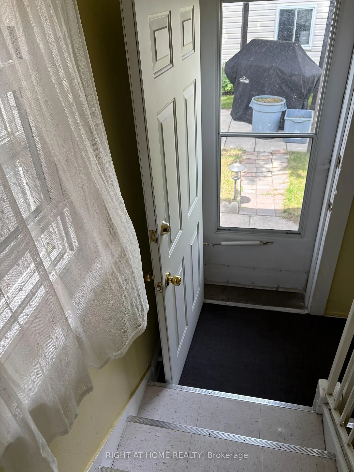 Photo 13 of 32 Florence Crescent, Toronto, Rockcliffe-Smythe — HOMEH