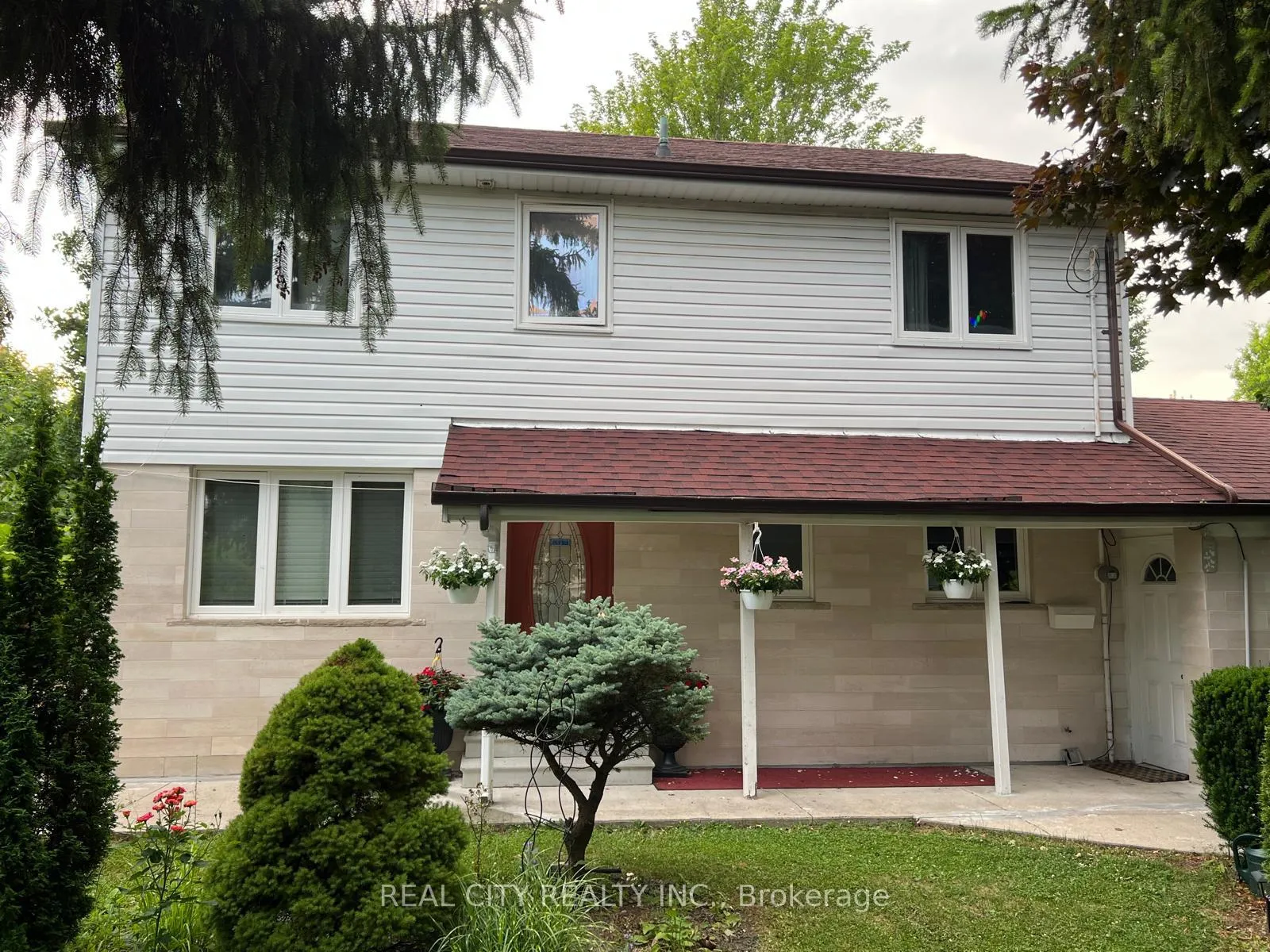 Front of Unit UPPER, 2451 Loanne Drive