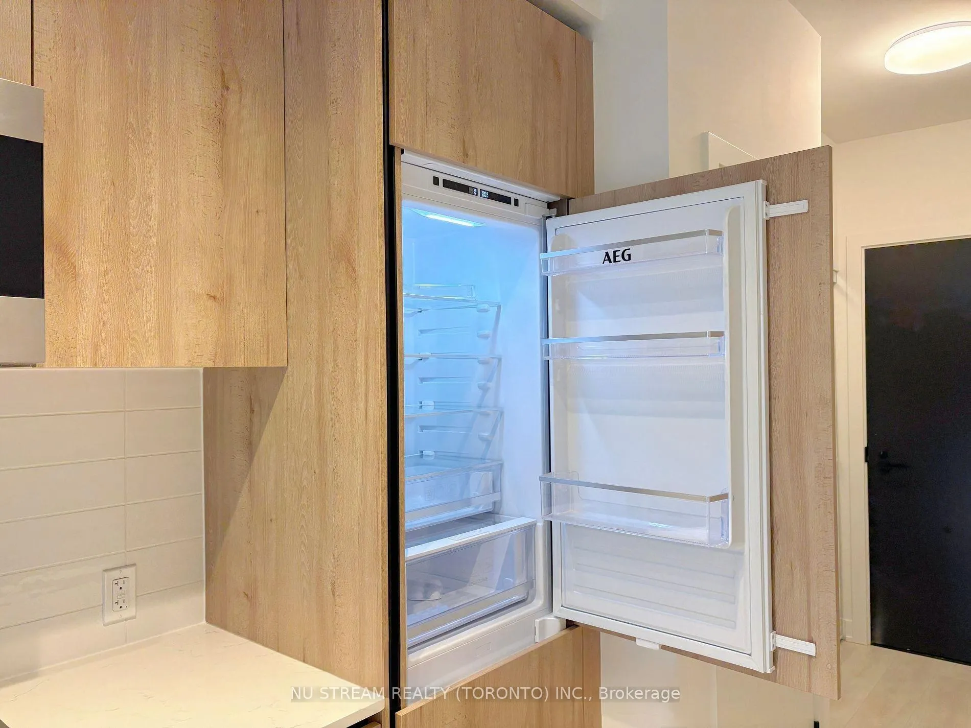 Photo 3 of Unit 3404, 117 Broadway Avenue, Toronto, Mount Pleasant West — HOMEH
