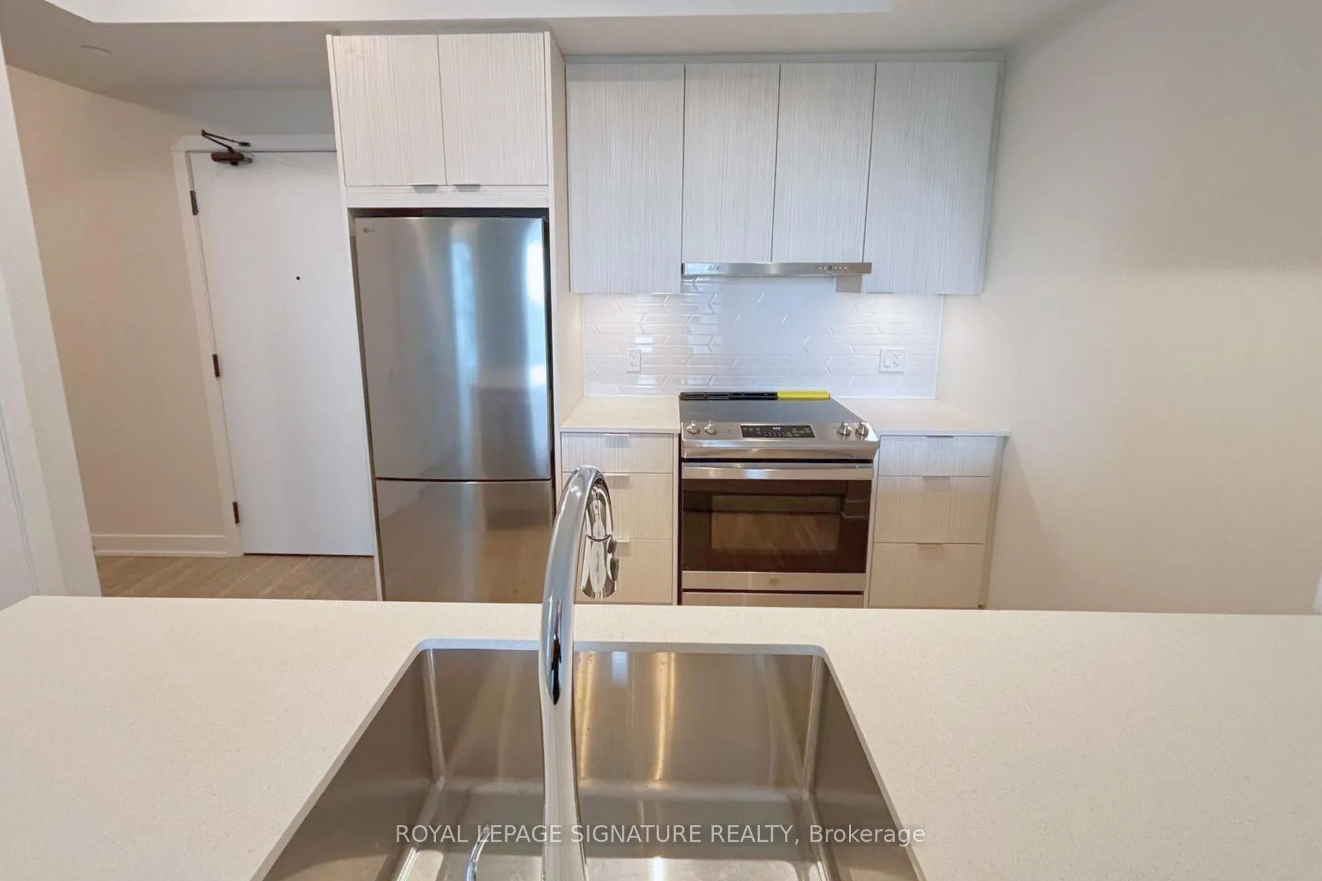Photo 5 of Unit 815, 430 Square One Drive, Mississauga, City Centre — HOMEH