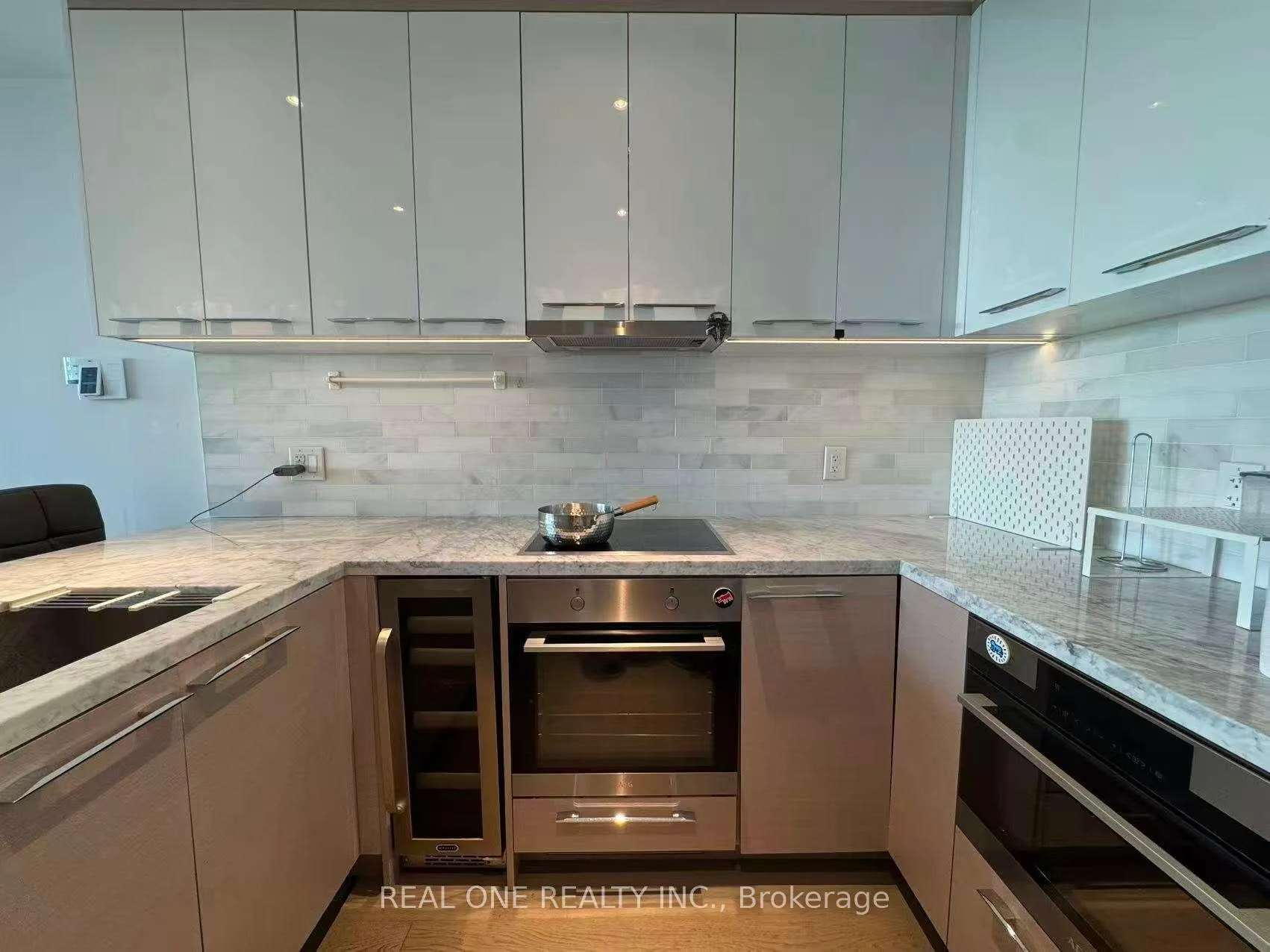 Photo 2 of Unit 4911, 488 University Avenue, Toronto, University — HOMEH
