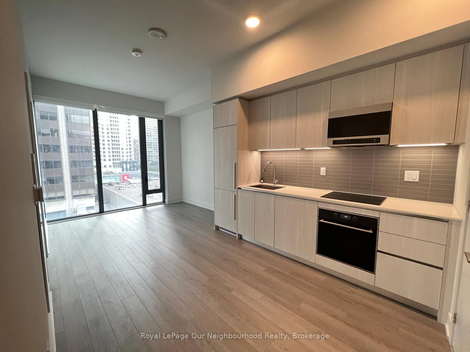 Front of Unit 3904, 8 Cumberland Street